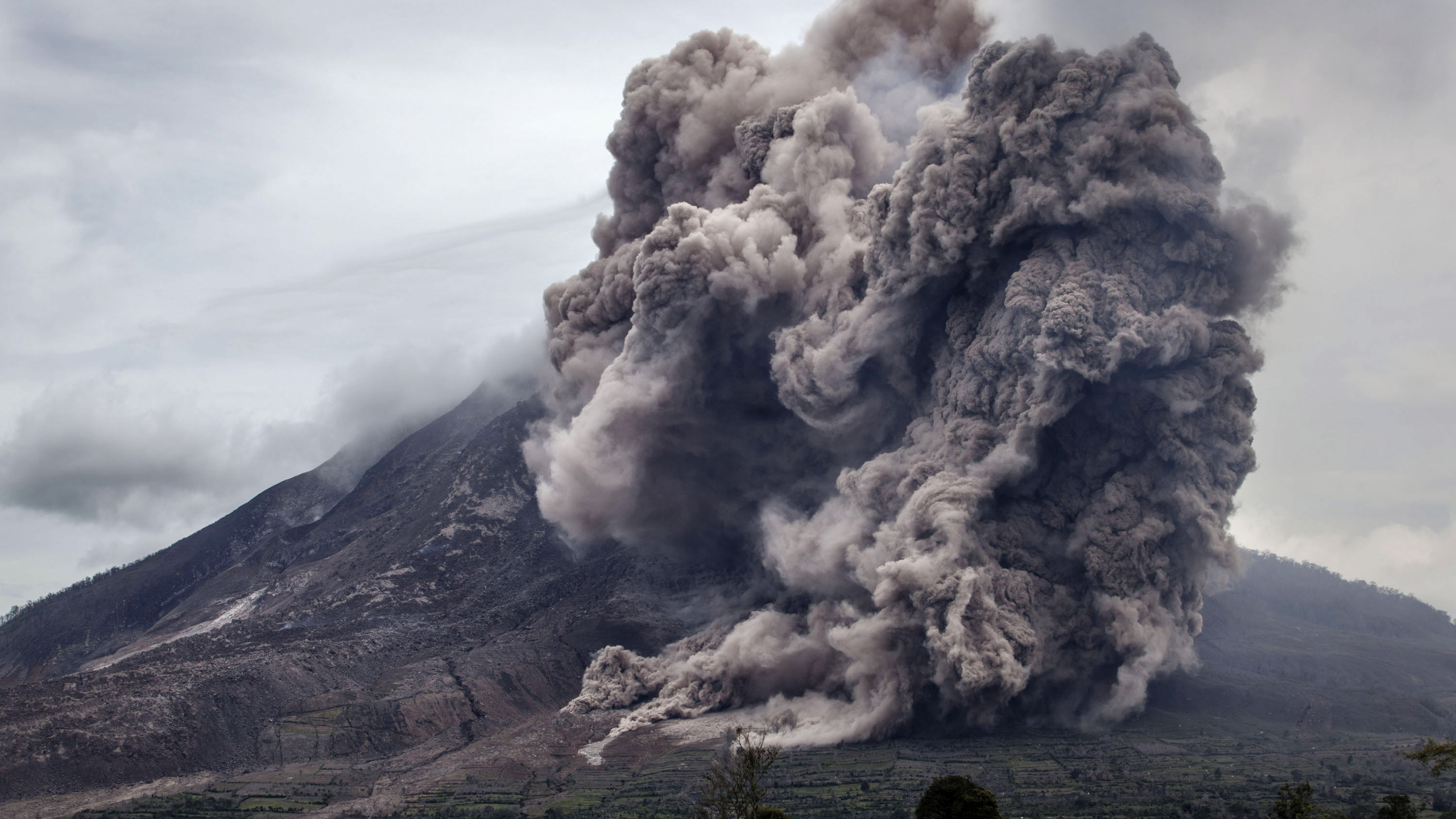 Обои вулкан, вулканического рельефа, типы вулканических извержений, купол лавы, дым в разрешении 2560x1440