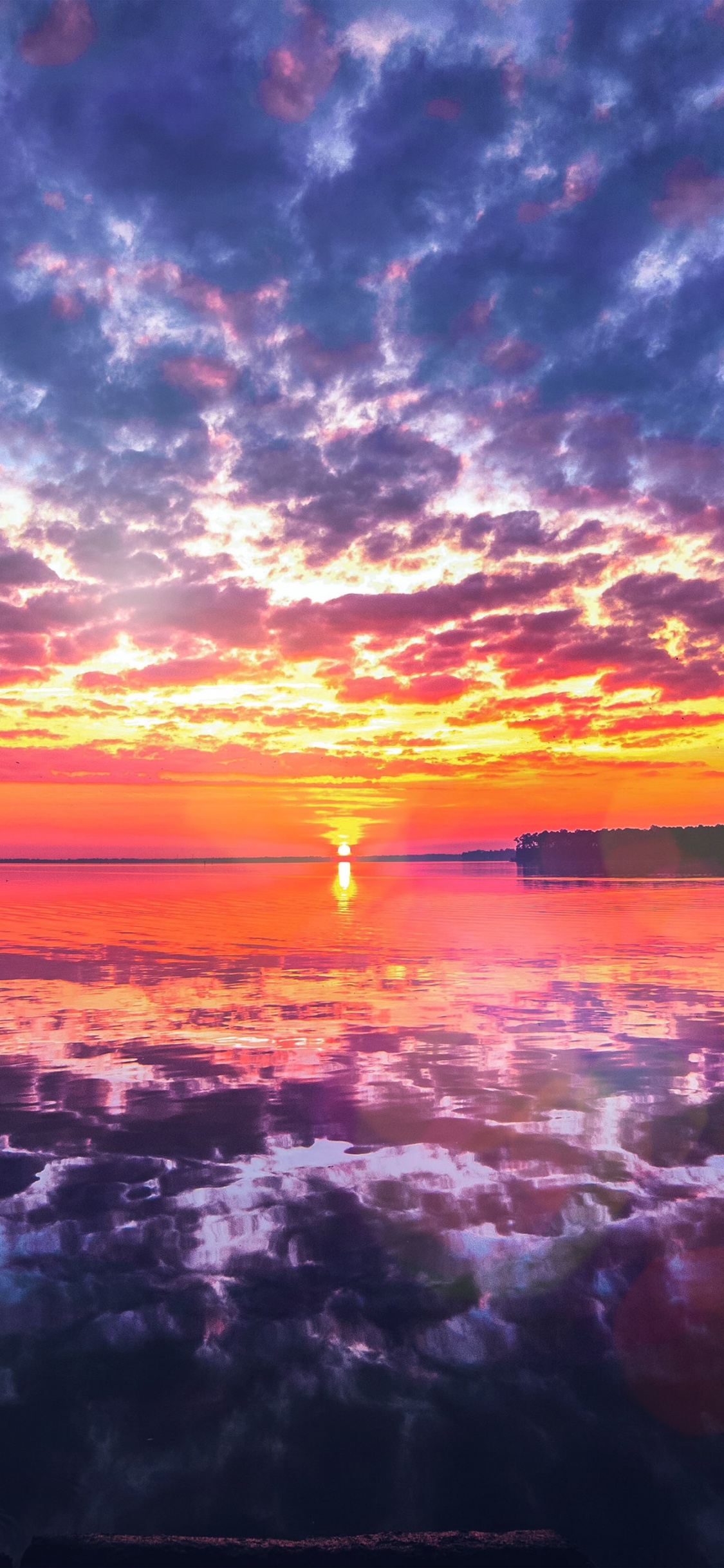 Обои восход солнца, яблоко, облако, вода, атмосфера в разрешении 1125x2436