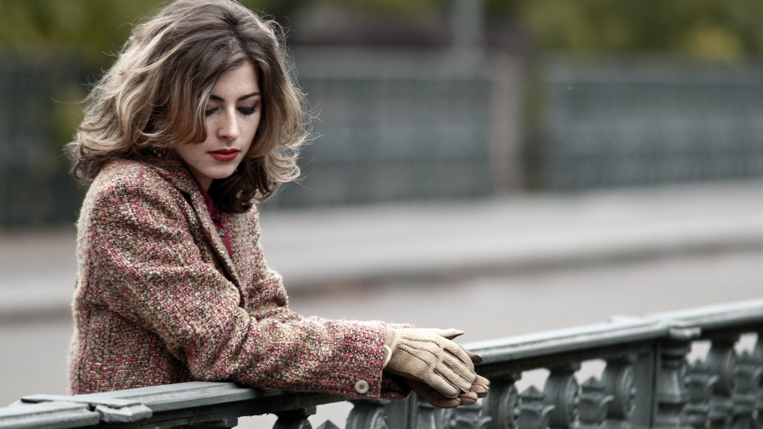 Обои длинные волосы, каштановые волосы, портретная фотография, девушка в разрешении 2560x1440