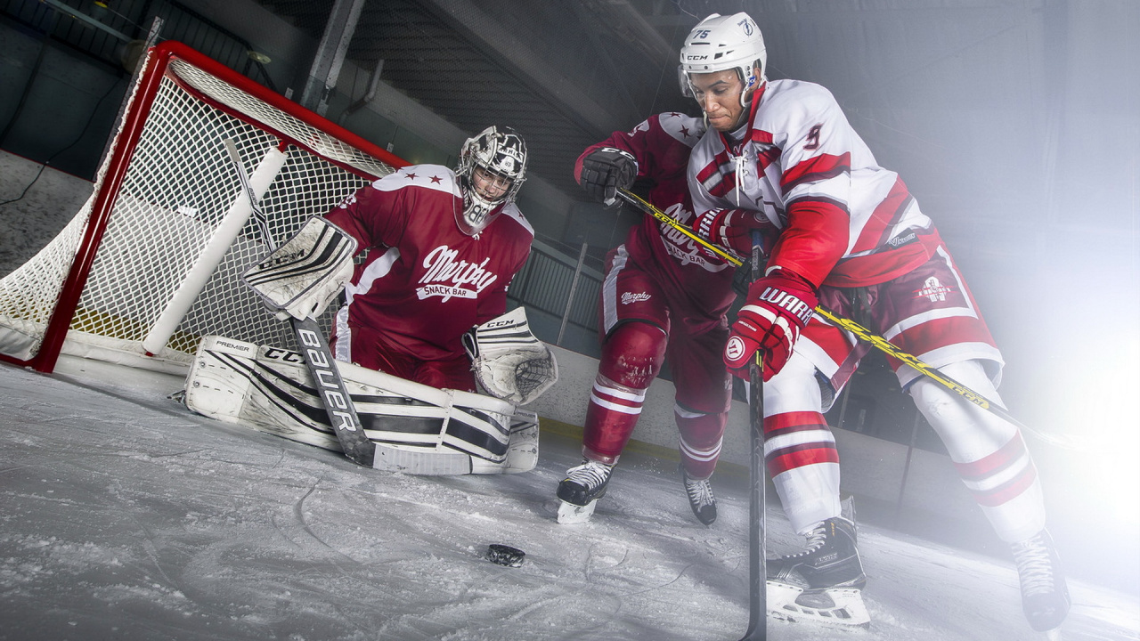 Обои хоккей на льду, колледж хоккей, занятие спортом, хоккей защитное снаряжение, хоккей в разрешении 1280x720