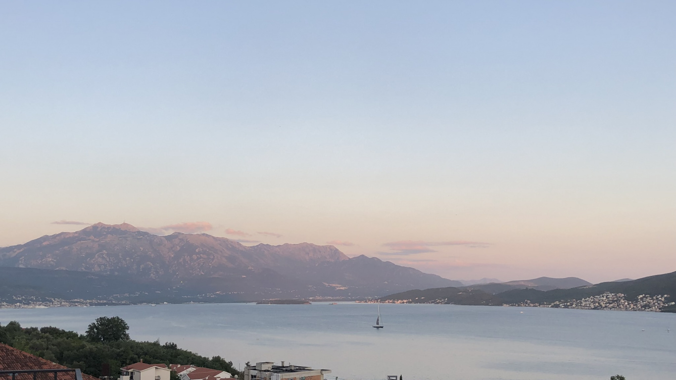 Обои горный рельеф, нагорье, холм, горизонт, Банк в разрешении 1366x768