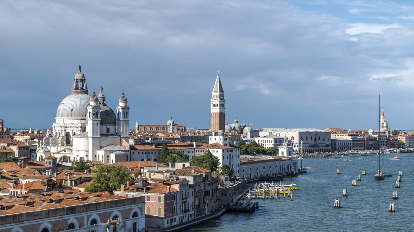 Обои водный путь, город, городской пейзаж, реки, туризм в разрешении 1366x768