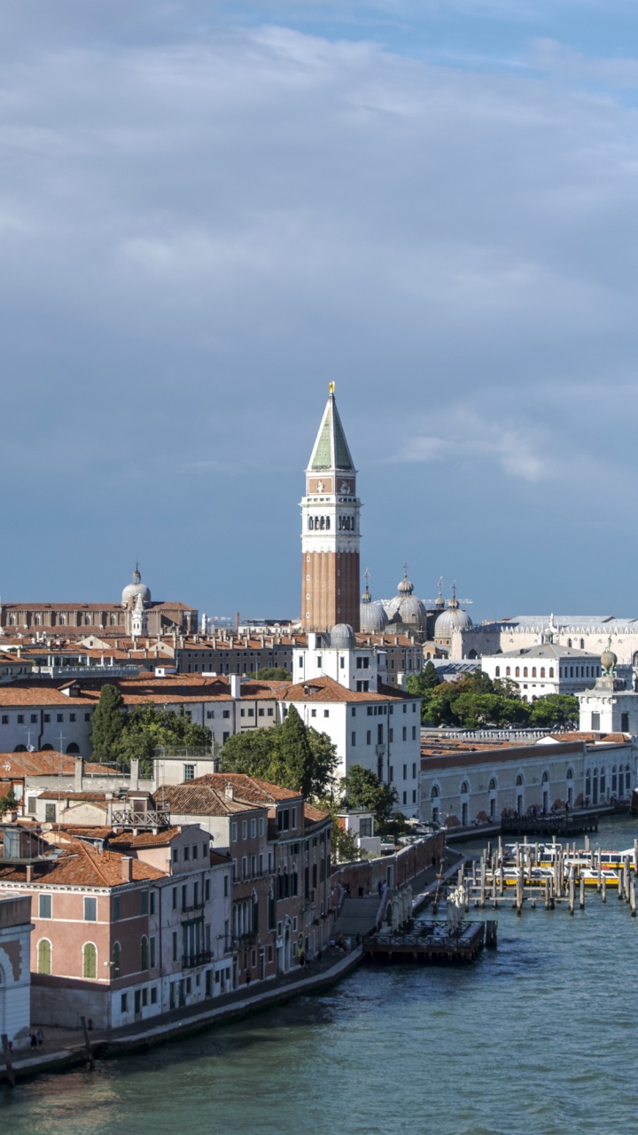 Обои водный путь, город, городской пейзаж, реки, туризм в разрешении 720x1280