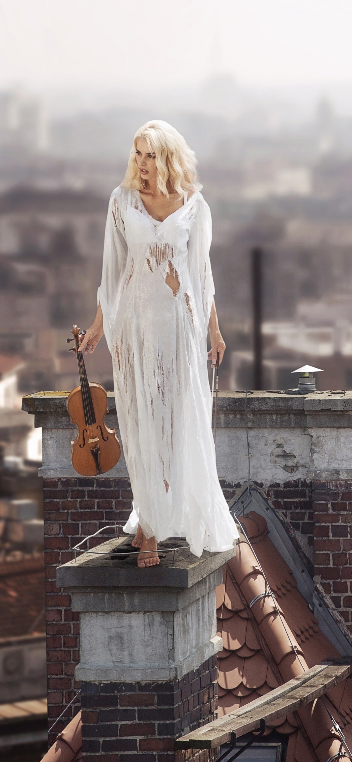 Обои скрипка, крыша, ориентир, городской район, город в разрешении 1125x2436