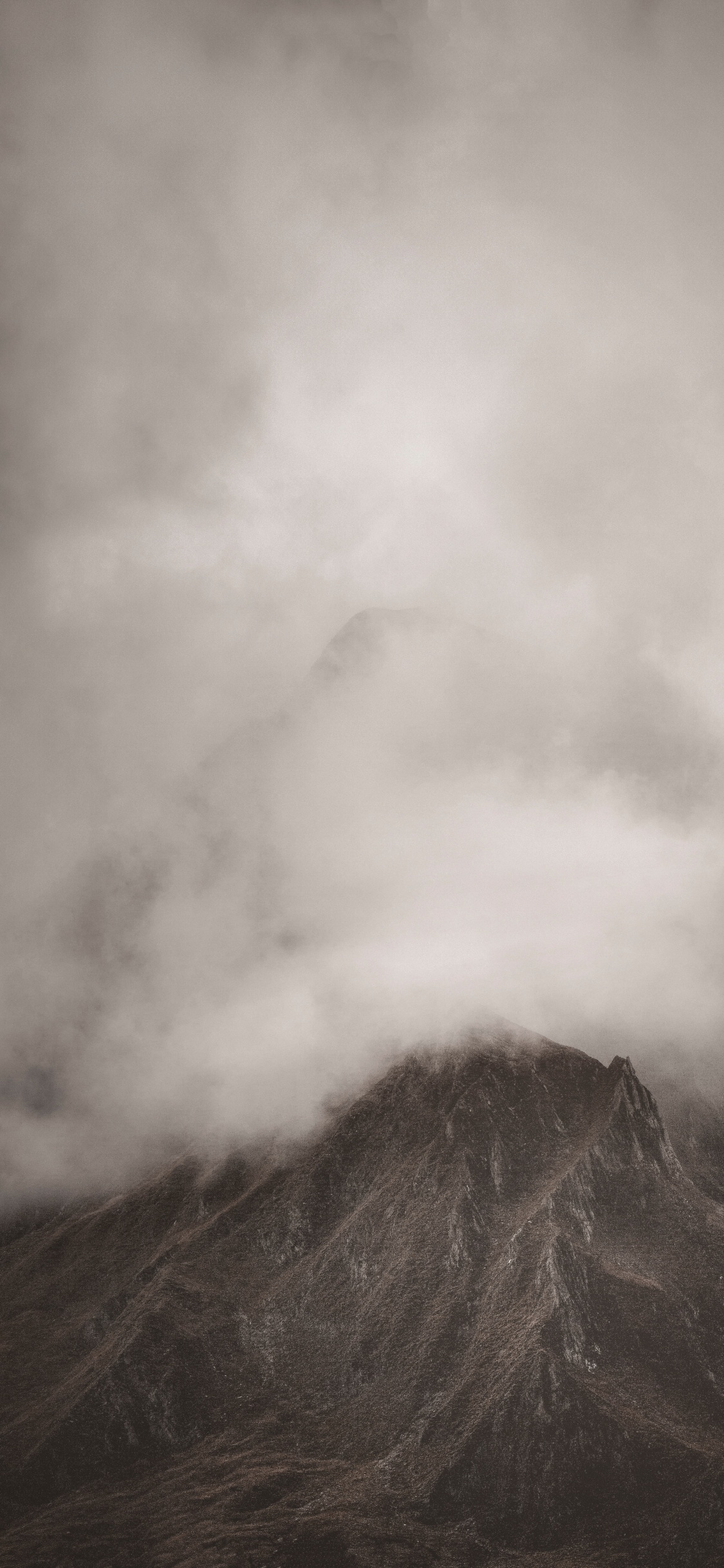 Обои горный хребет, облако, атмосфера, холм, нагорье в разрешении 1125x2436