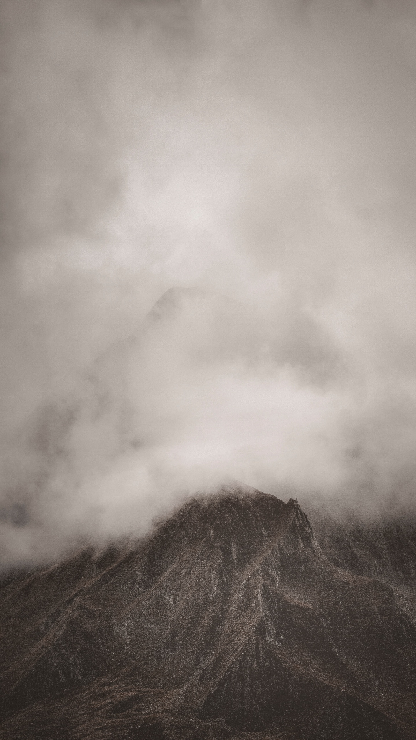 Обои горный хребет, облако, атмосфера, холм, нагорье в разрешении 1440x2560