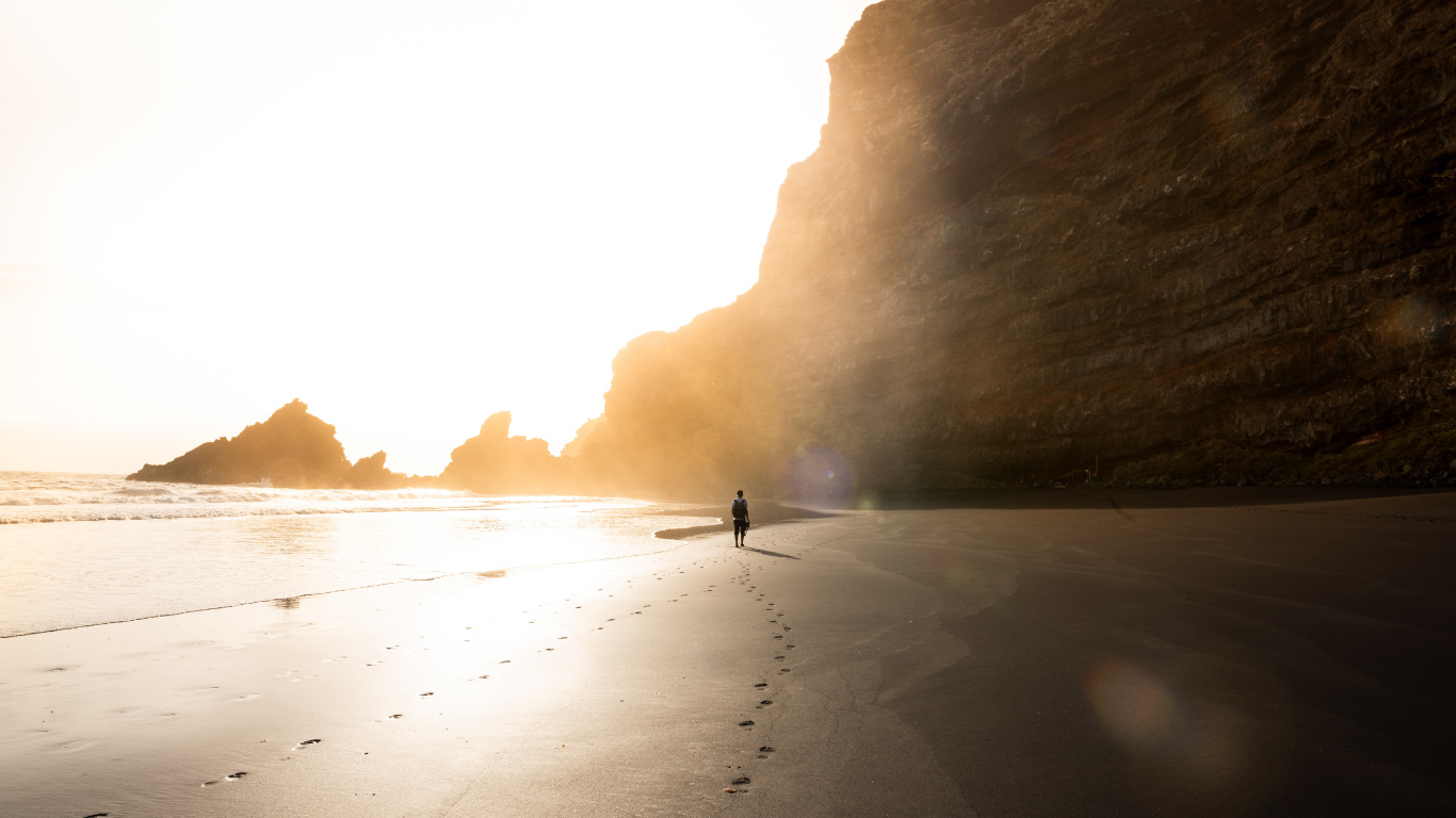 Обои море, пляж, побережье, песок, обрыв в разрешении 1366x768