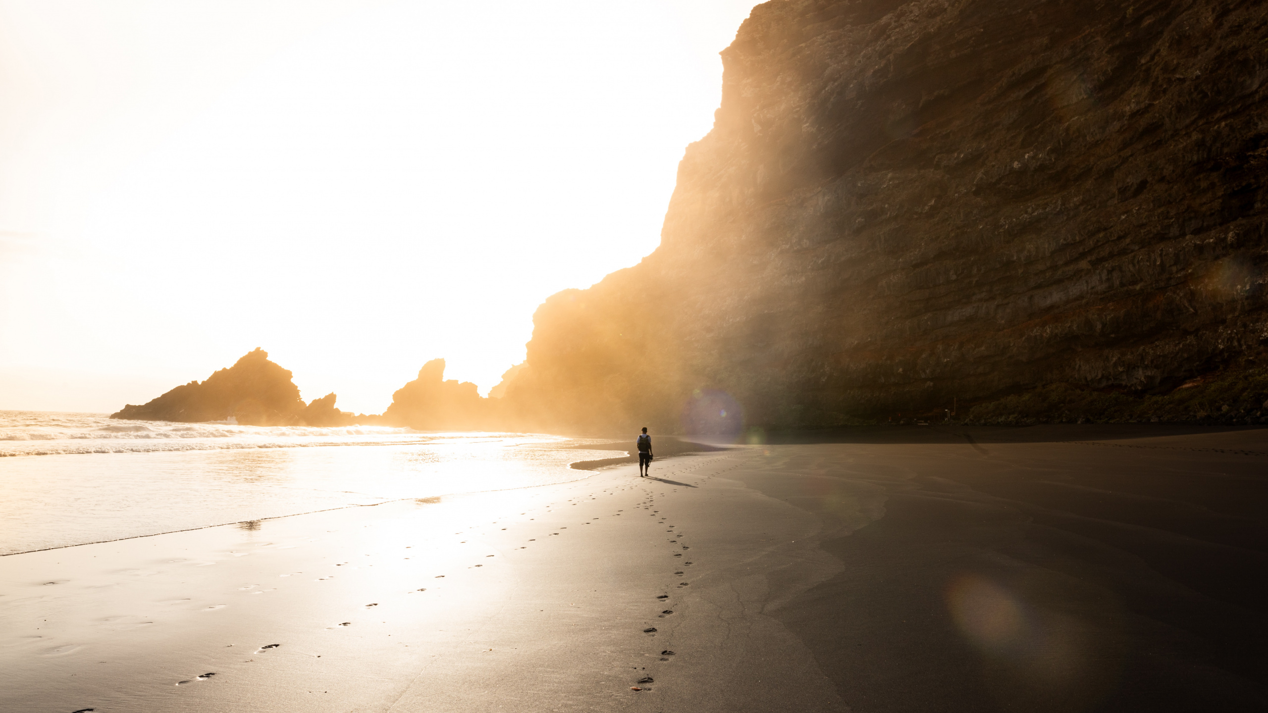 Обои море, пляж, побережье, песок, обрыв в разрешении 2560x1440