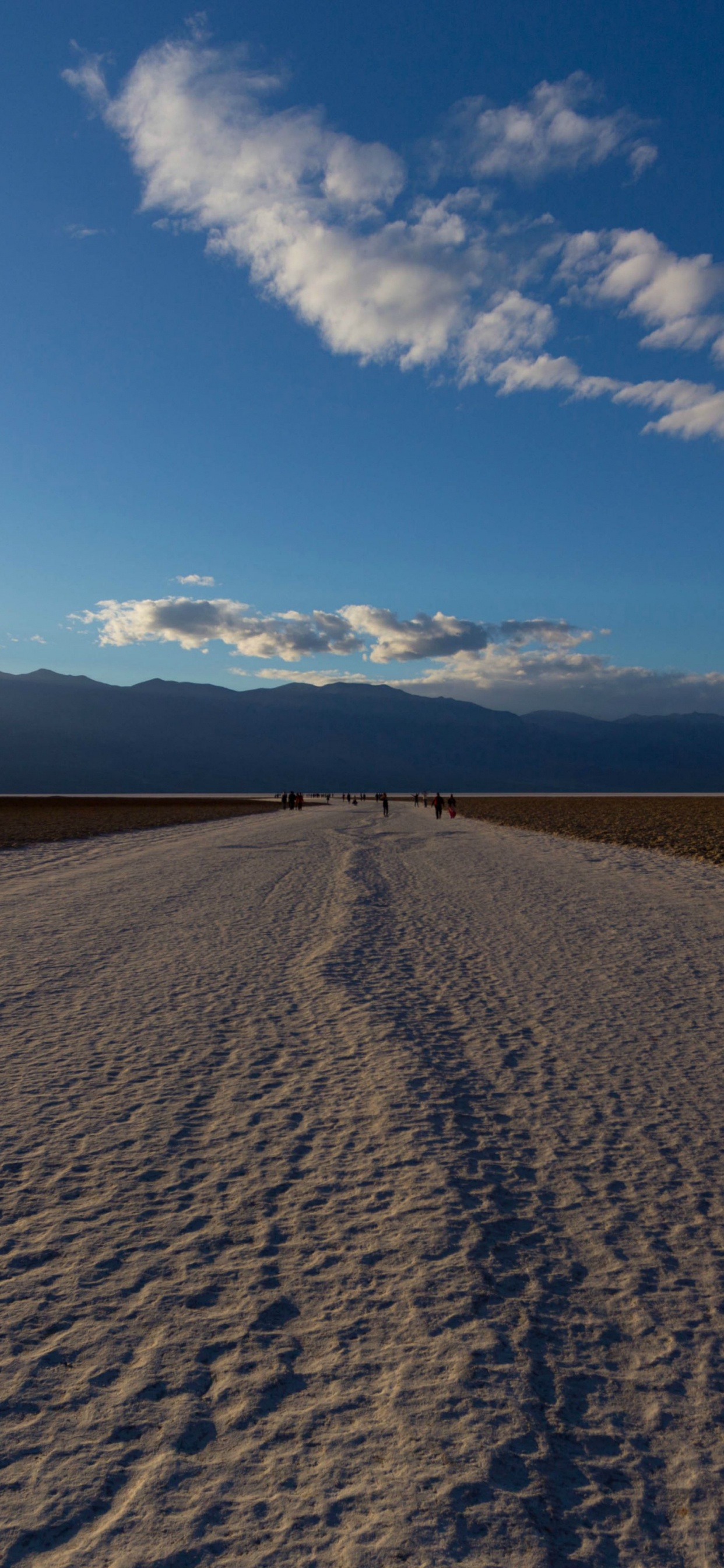 Обои горизонт, облако, пустыня, экорегион, пейзаж в разрешении 1242x2688