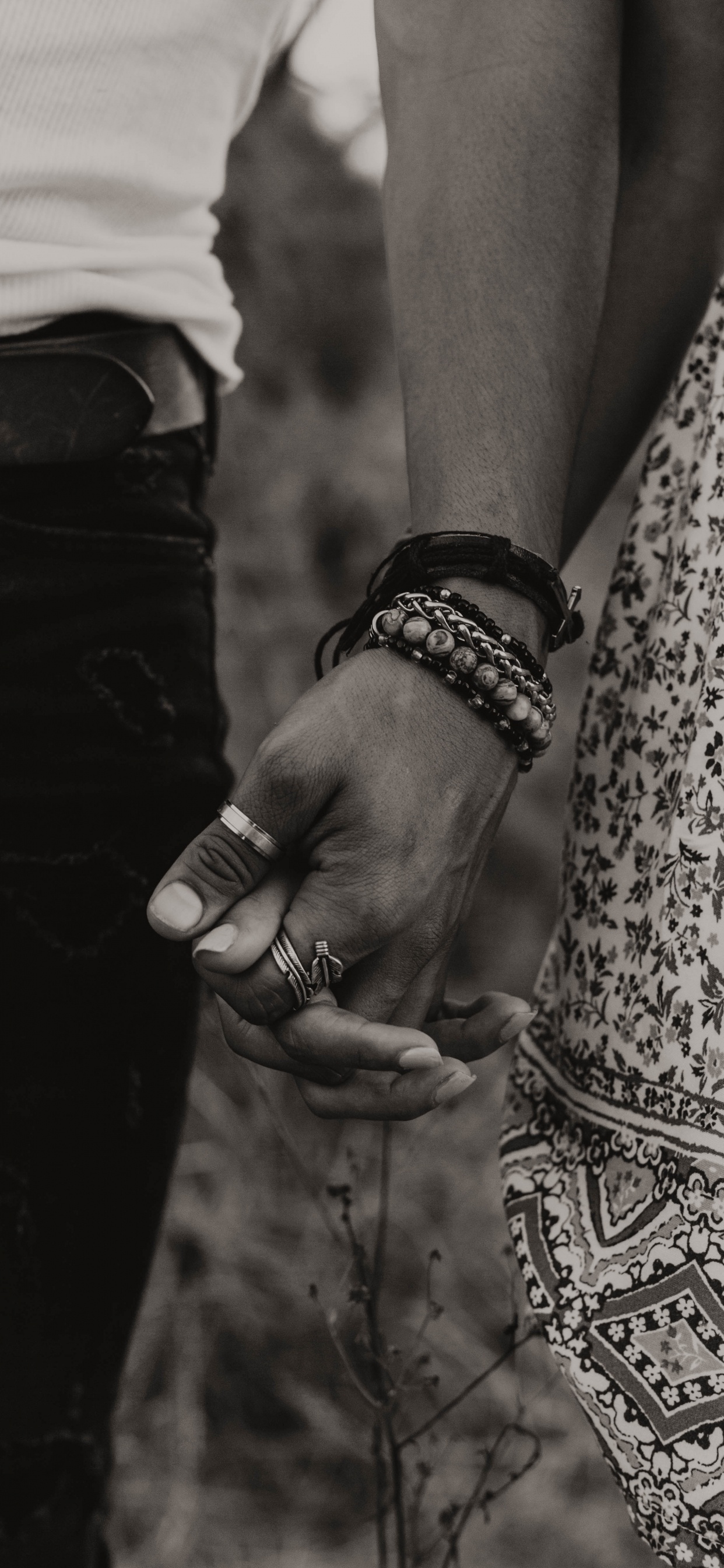 Обои черный, наручные, монохромный, рука, взаимодействие в разрешении 1242x2688