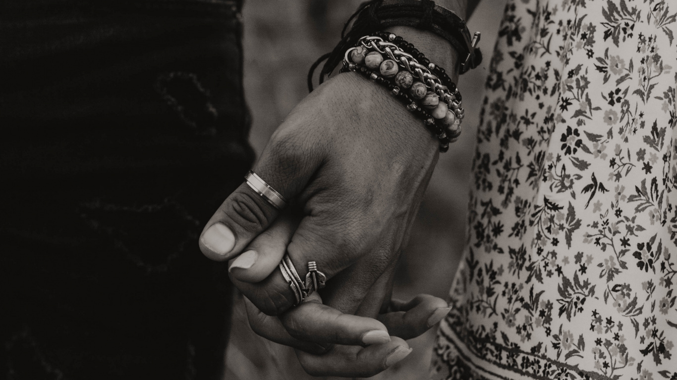 Обои черный, наручные, монохромный, рука, взаимодействие в разрешении 1366x768