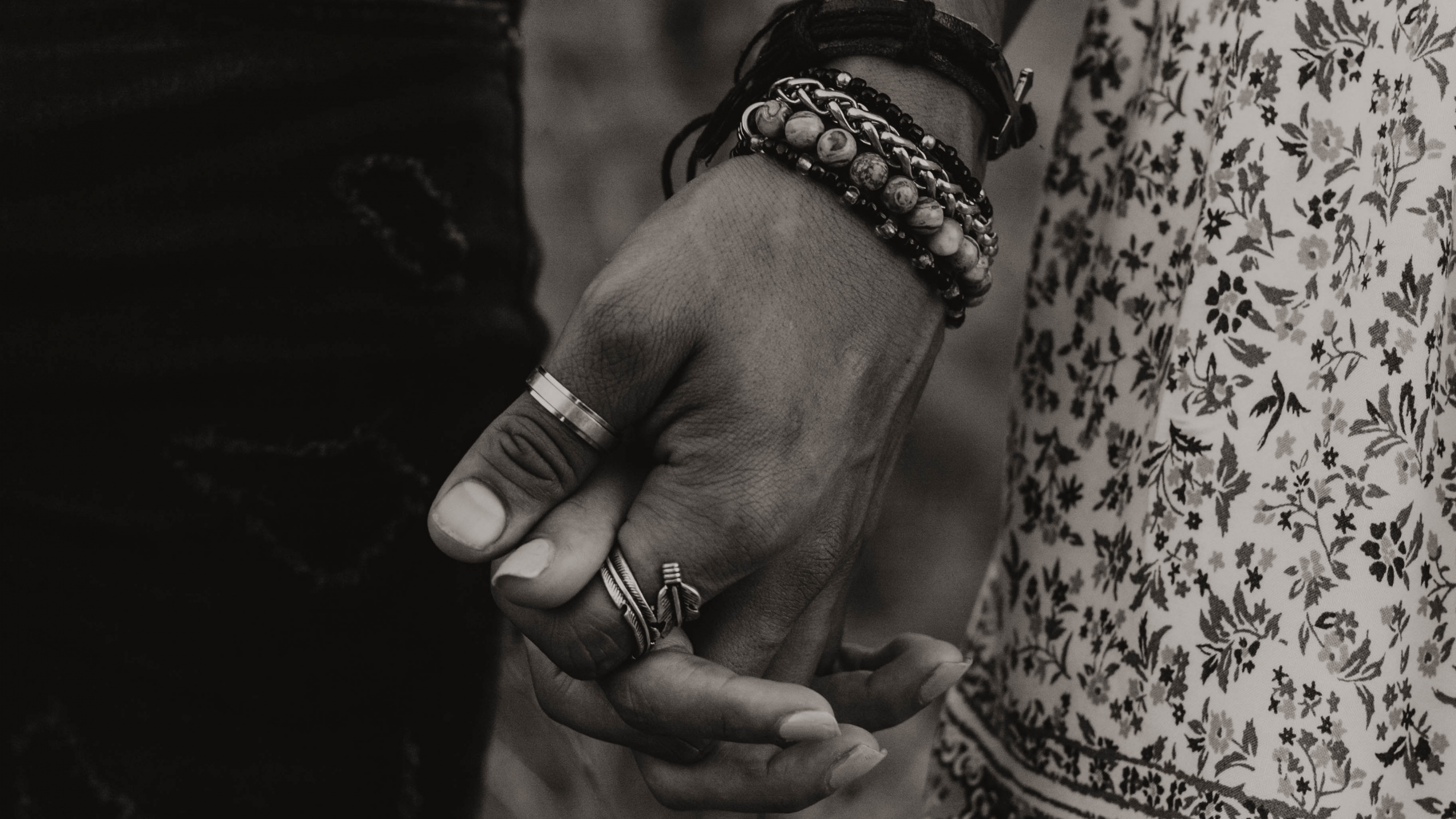 Обои черный, наручные, монохромный, рука, взаимодействие в разрешении 2560x1440