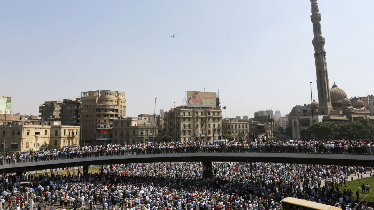 Обои ориентир, мусульманские братья, толпа, город, здание в разрешении 1280x720