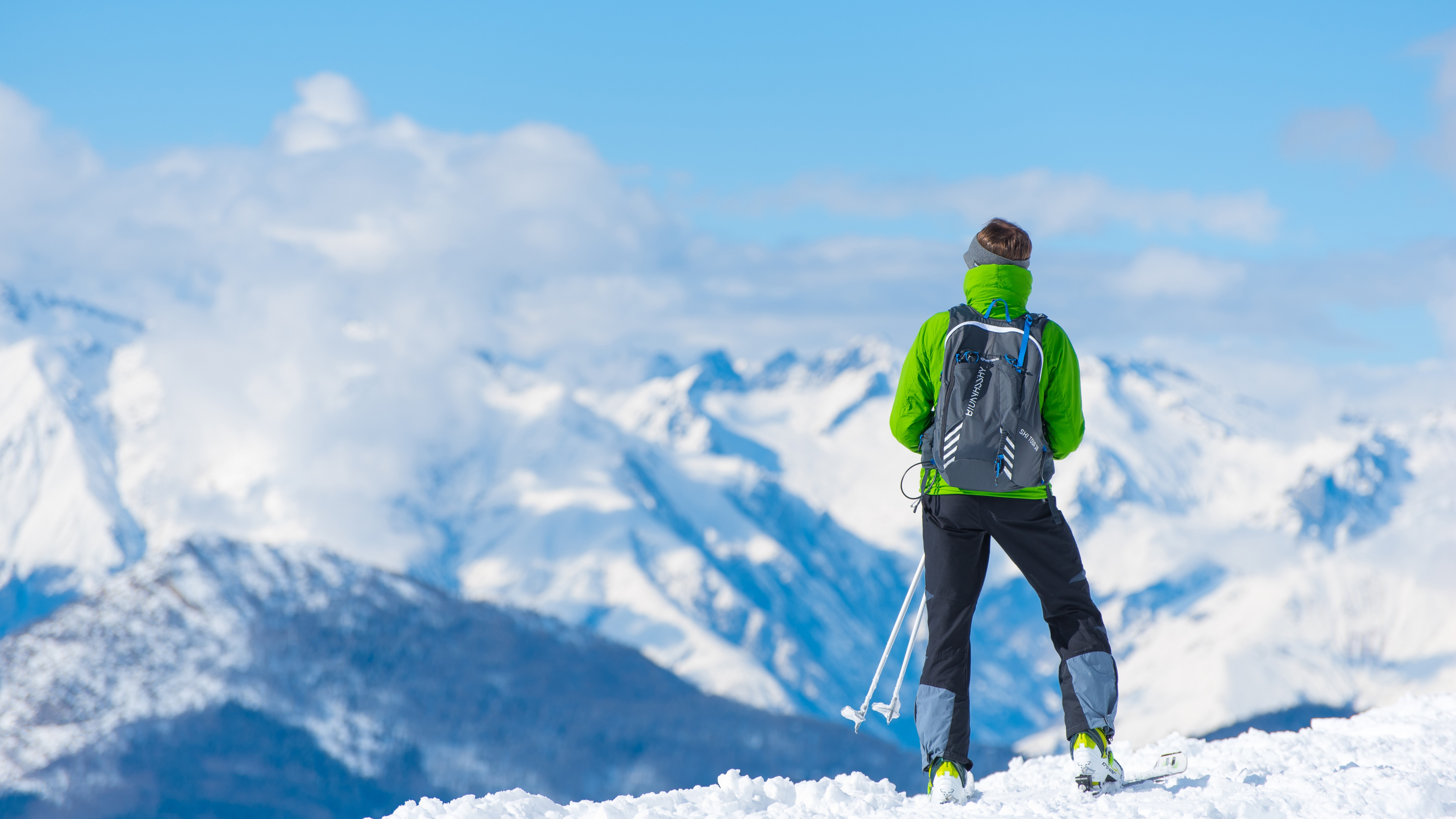 Обои лыжи, горнолыжный курорт, снег, горнолыжный спорт, зима в разрешении 3840x2160