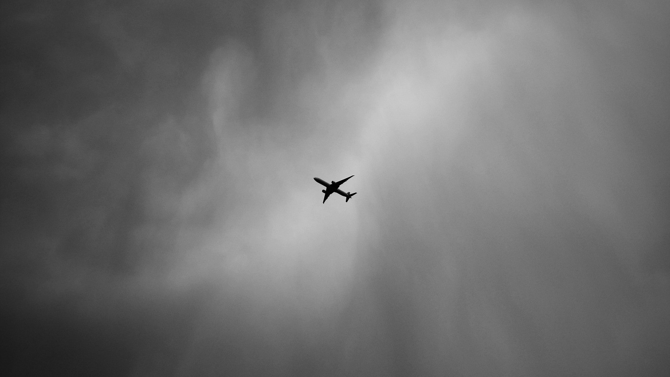 Обои полет, черный, атмосфера, облако, монохромный в разрешении 1366x768