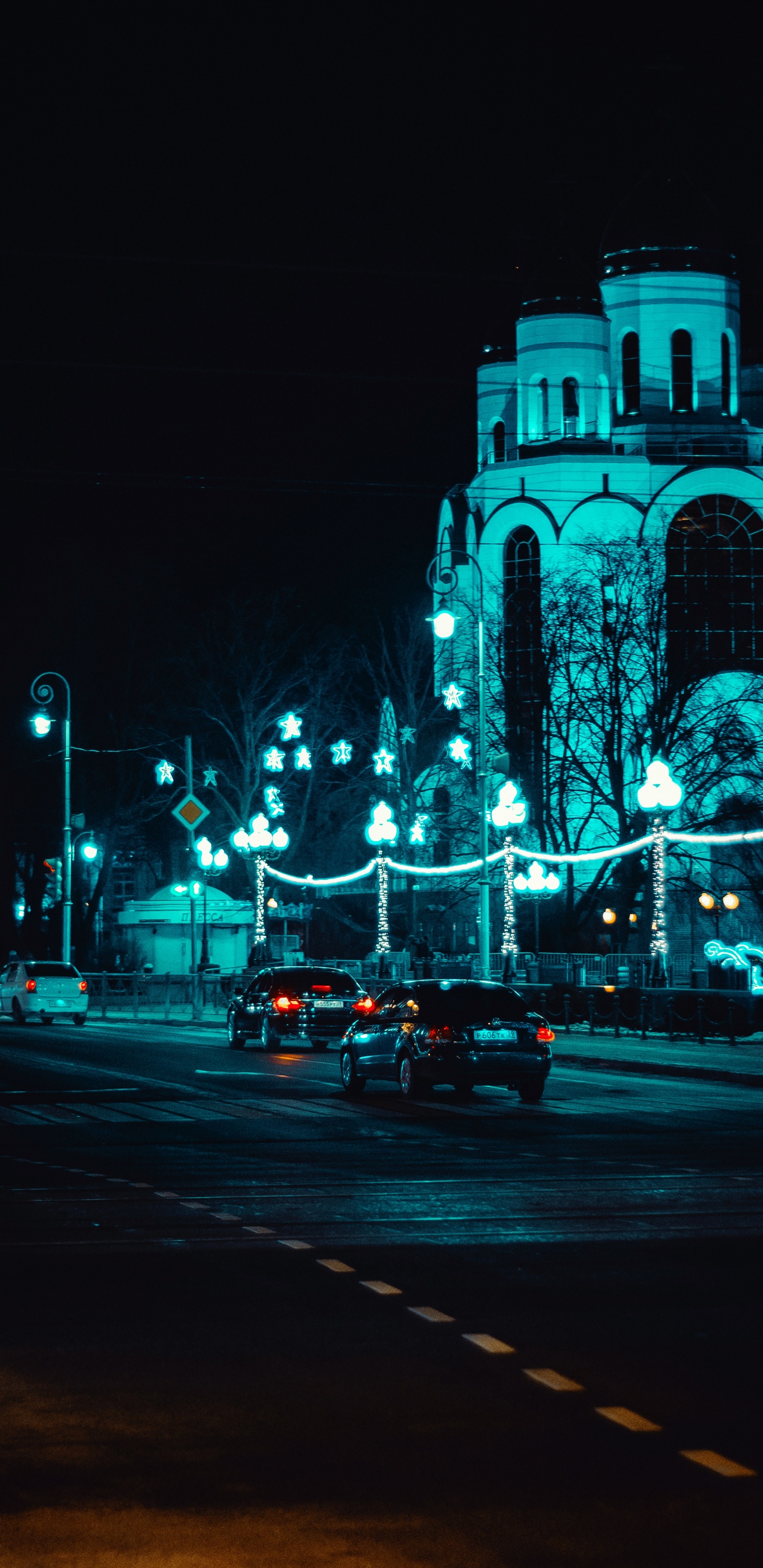 Обои авто, ночь, дорога, синий, ориентир в разрешении 1440x2960