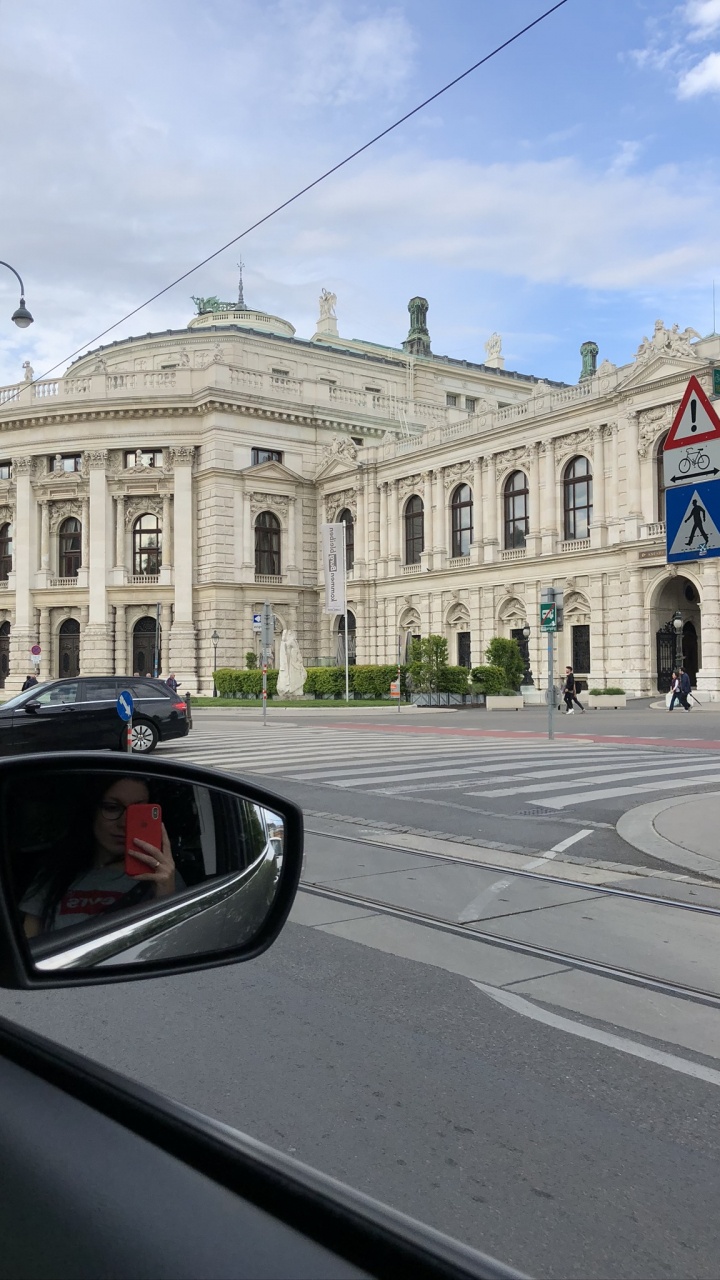 Обои Замковый театр, легковые автомобили, автомобильное зеркало, стекло, Автомобильное боковое зеркало в разрешении 720x1280