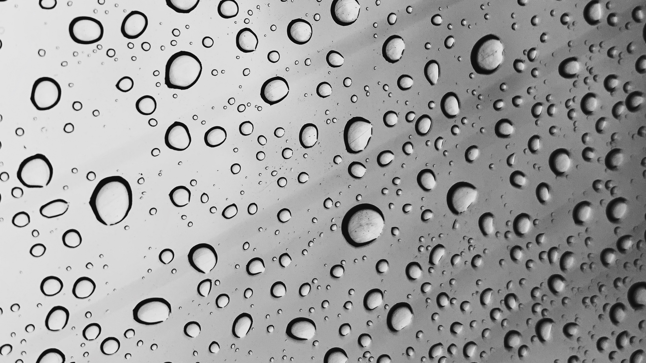 Обои вода, падение, роса, дождь, металл в разрешении 2560x1440