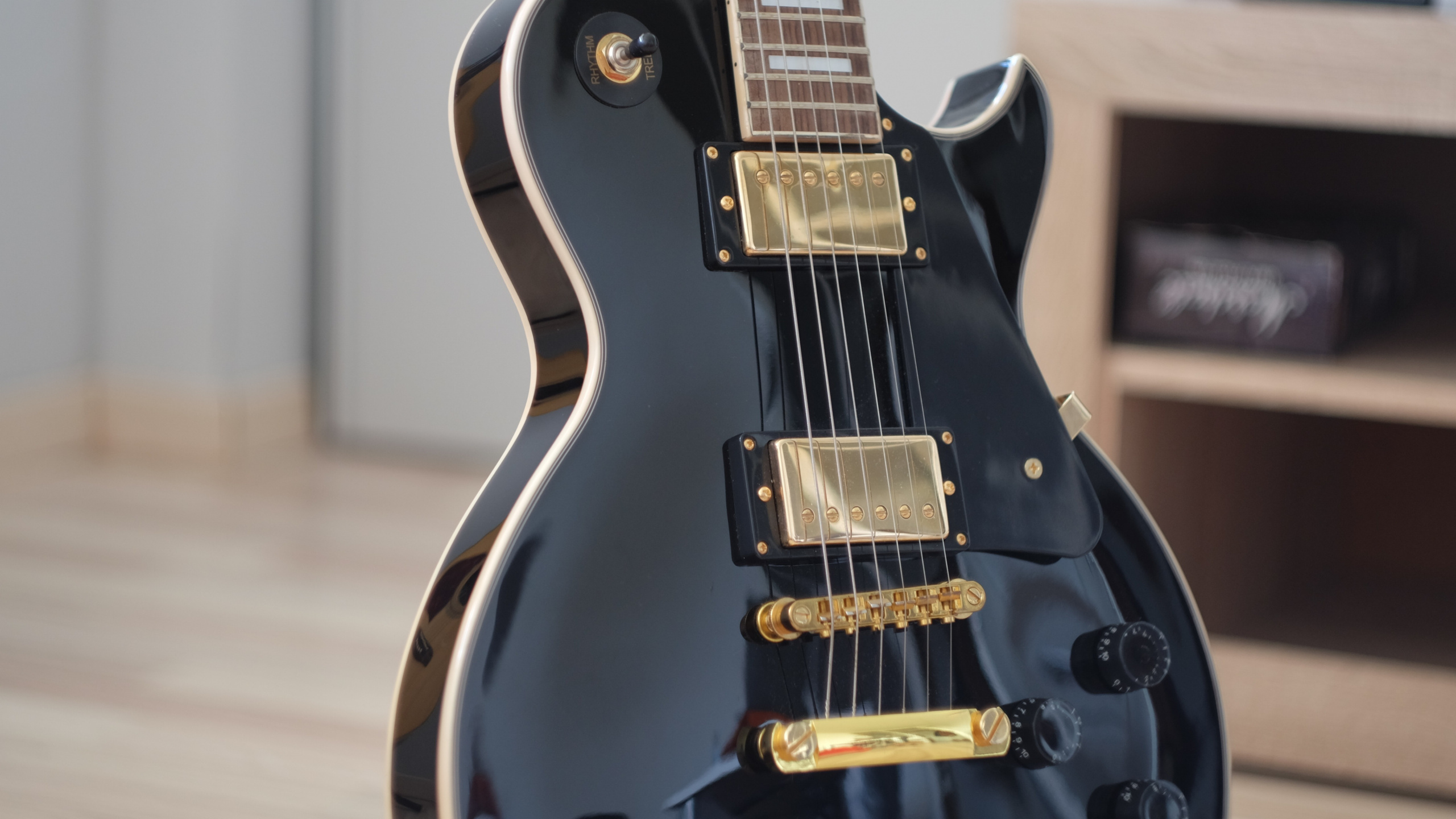 Обои электрогитара, гитара, басгитара, гитарист, акустическая гитара в разрешении 2560x1440