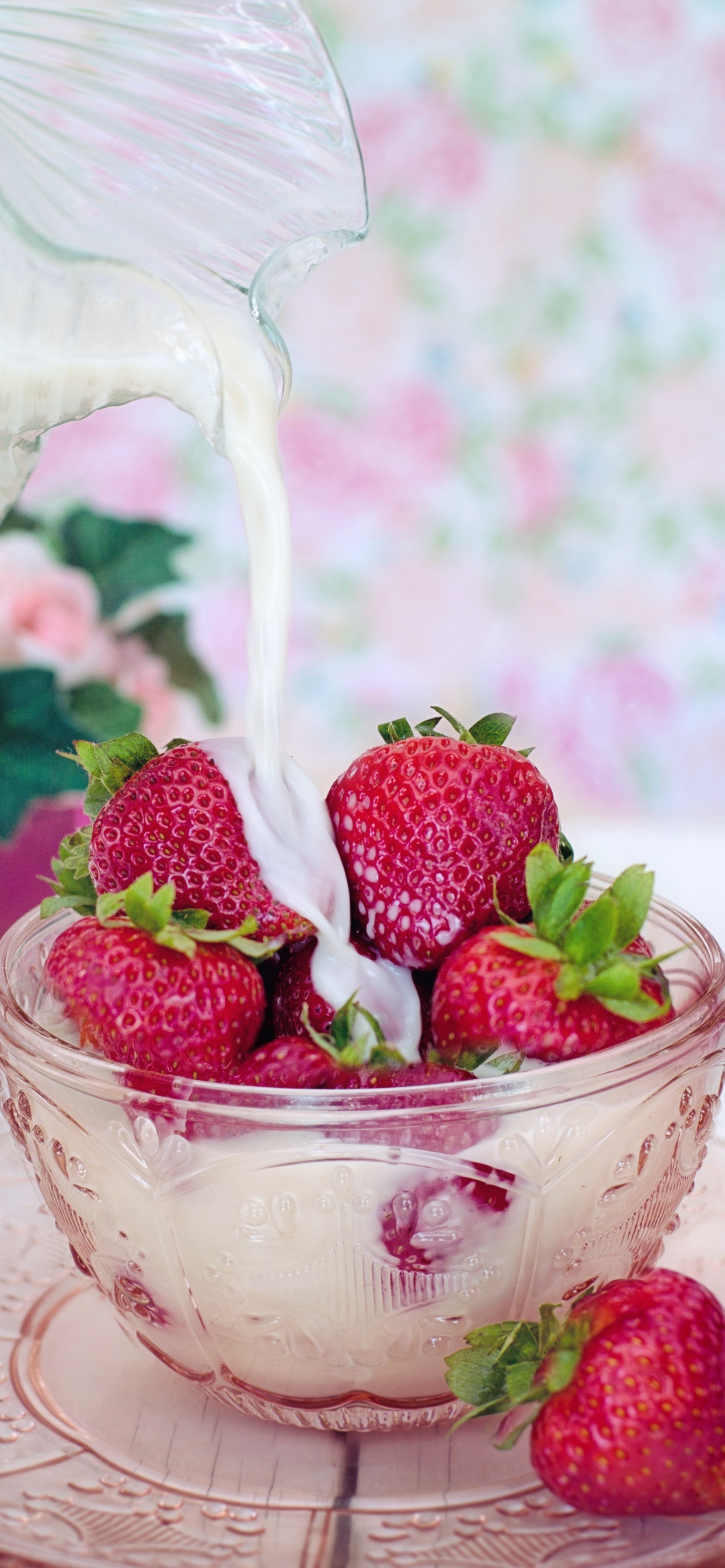 Обои молоко, крем, клубника, пища, чайная чашка в разрешении 1242x2688