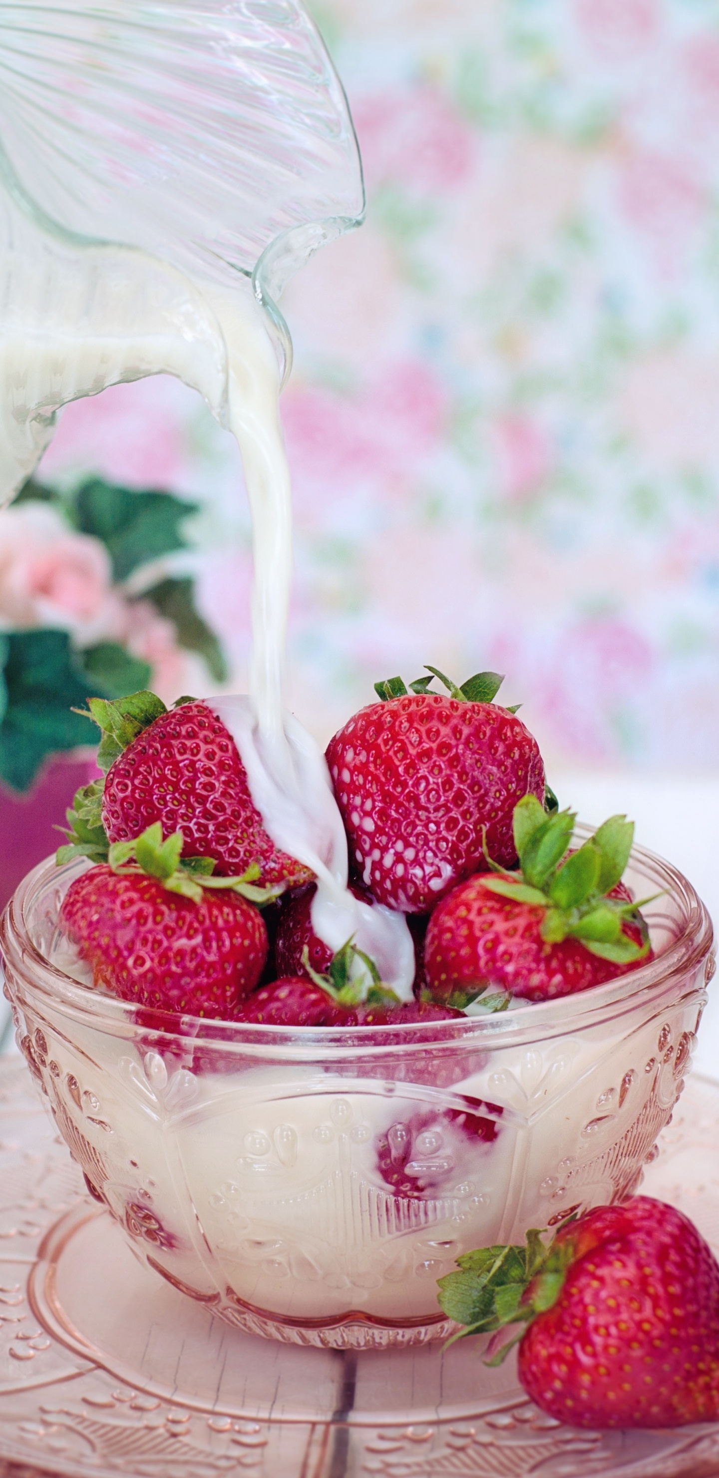 Обои молоко, крем, клубника, пища, чайная чашка в разрешении 1440x2960