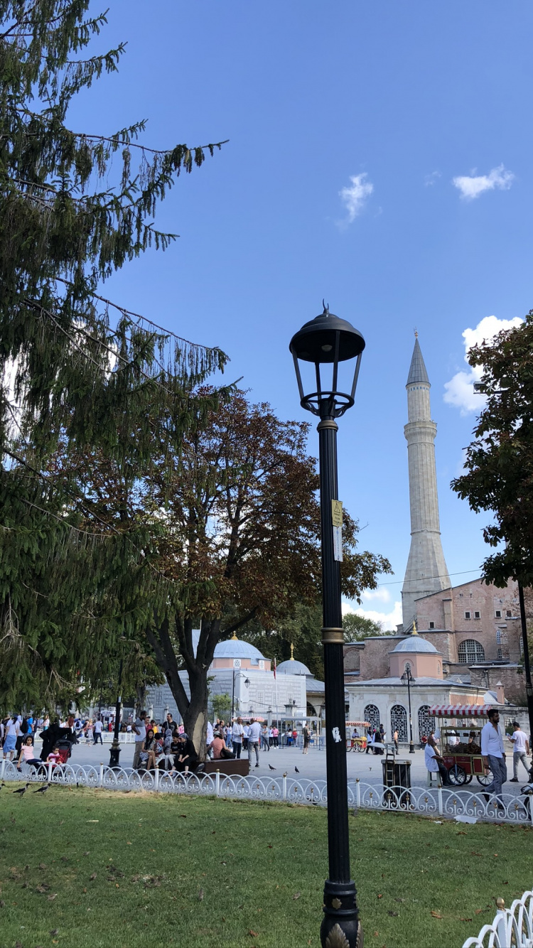 Обои туризм, достопримечательность, уличный фонарь, дерево, общественное место в разрешении 750x1334