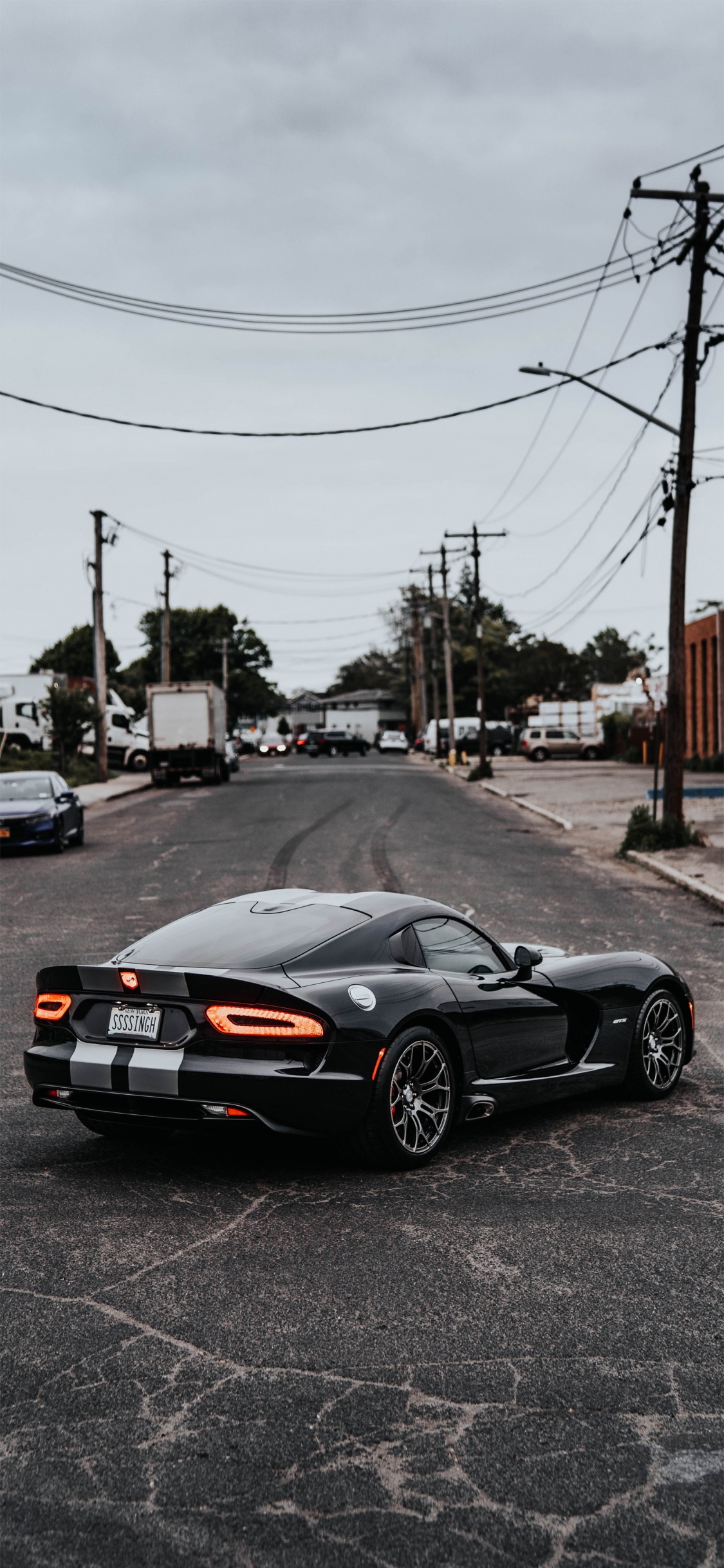 Обои легковые автомобили, суперкар, колесо, шина, автомобильное освещение в разрешении 1125x2436