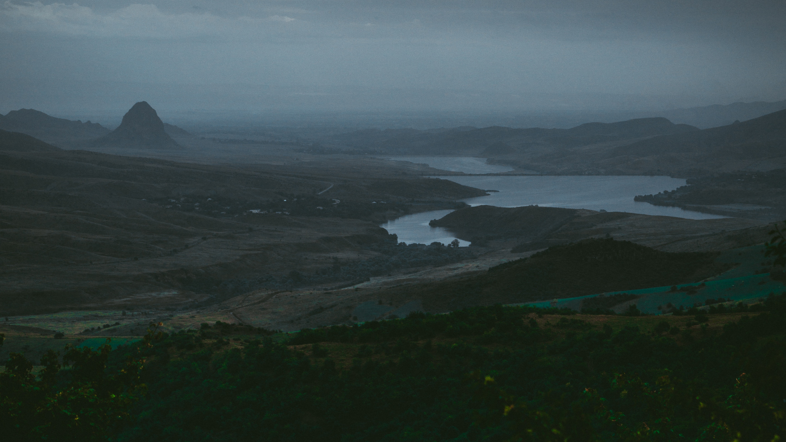 Обои нагорье, зеленый, атмосфера, облако, горизонт в разрешении 2560x1440