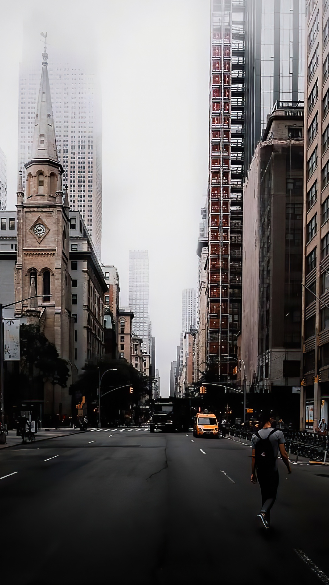 Обои здание, небоскреб, дневное время, легковые автомобили, башня в разрешении 1080x1920