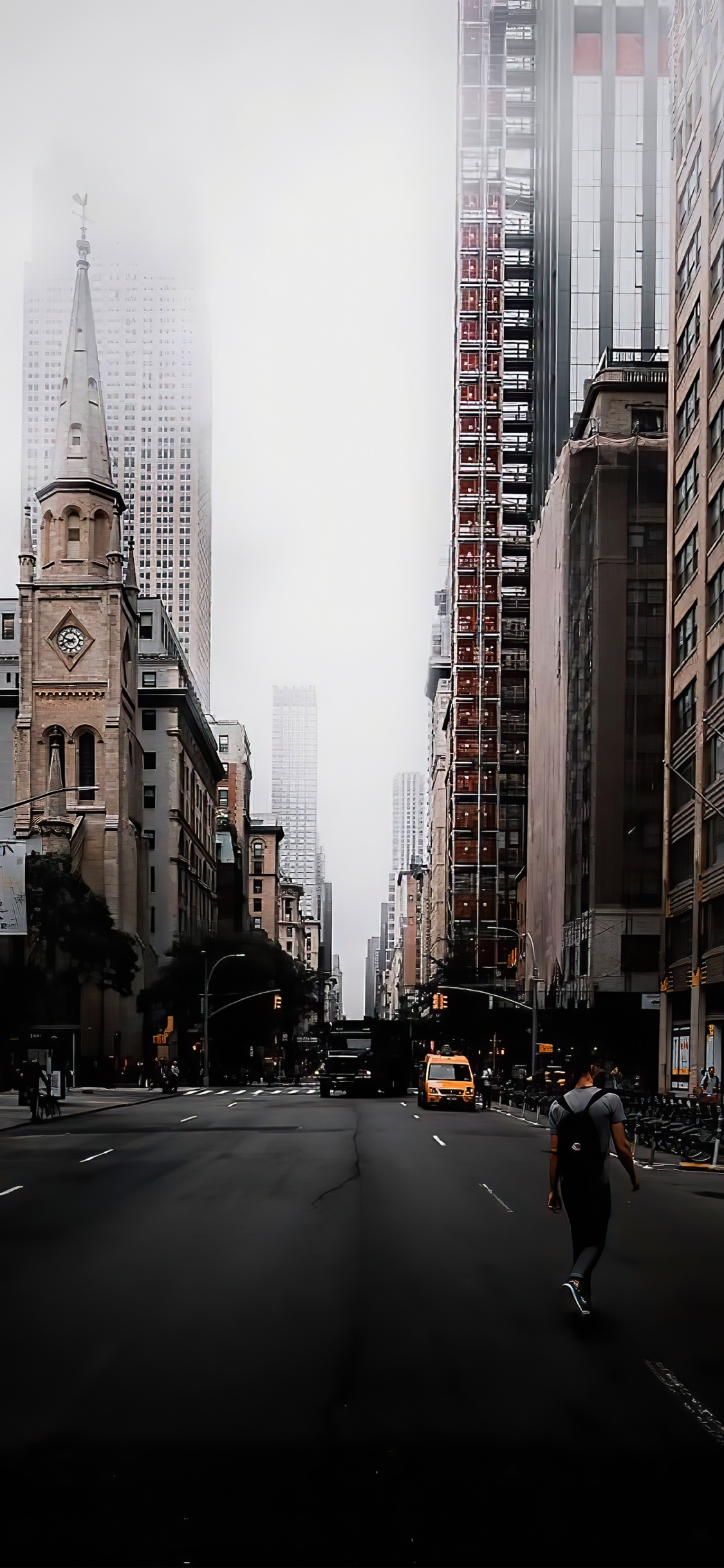 Обои здание, небоскреб, дневное время, легковые автомобили, башня в разрешении 1125x2436