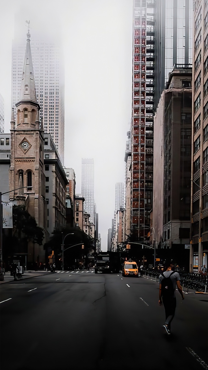 Обои здание, небоскреб, дневное время, легковые автомобили, башня в разрешении 720x1280