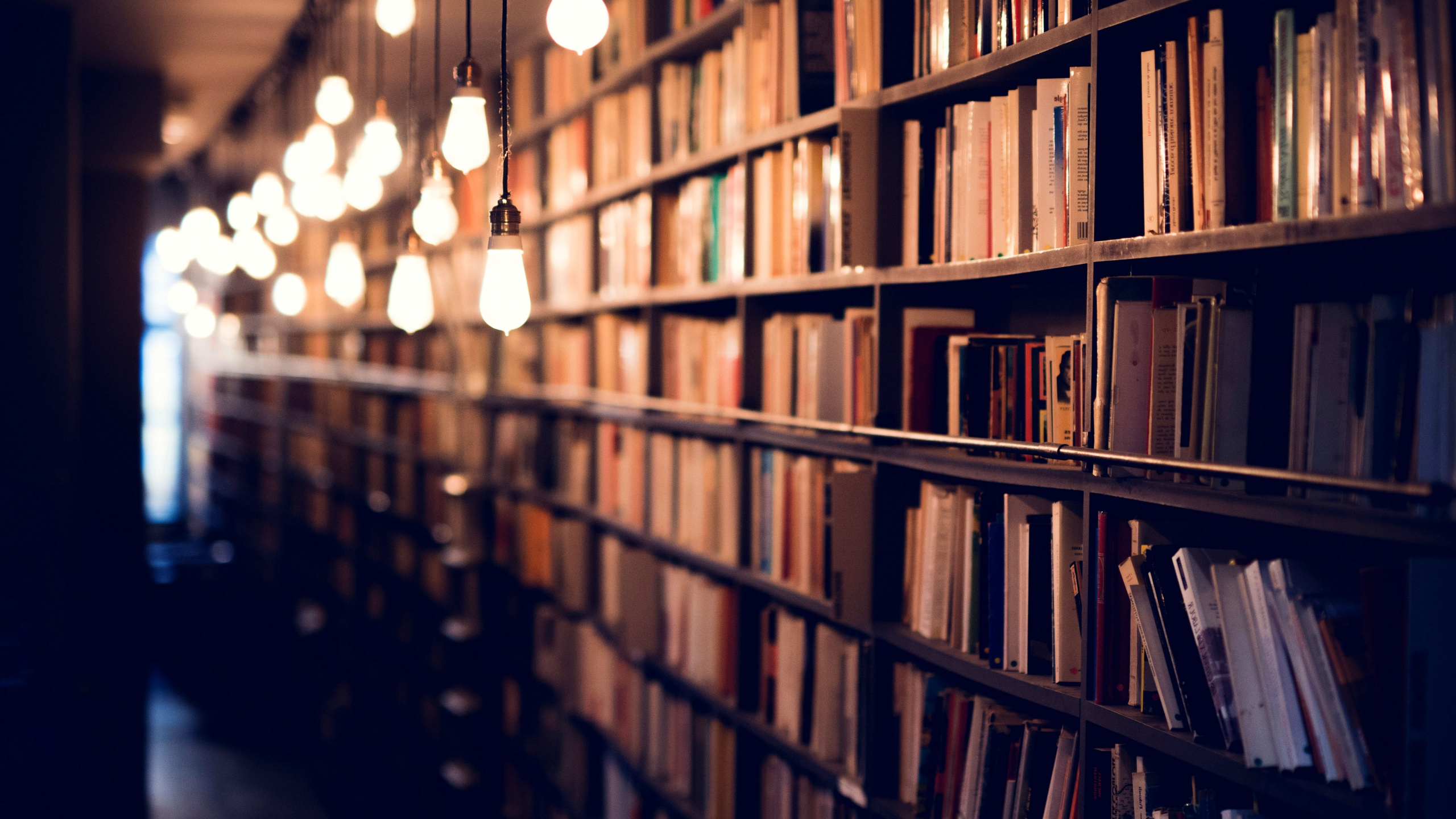 Обои работа, книга, стеллаж, архитектура, этажерка в разрешении 2560x1440