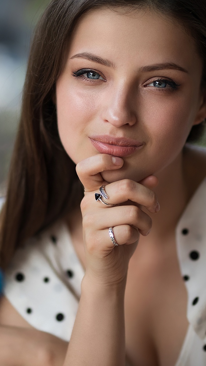 Обои кожа, губа, плечо, ресничка, уличная мода в разрешении 720x1280