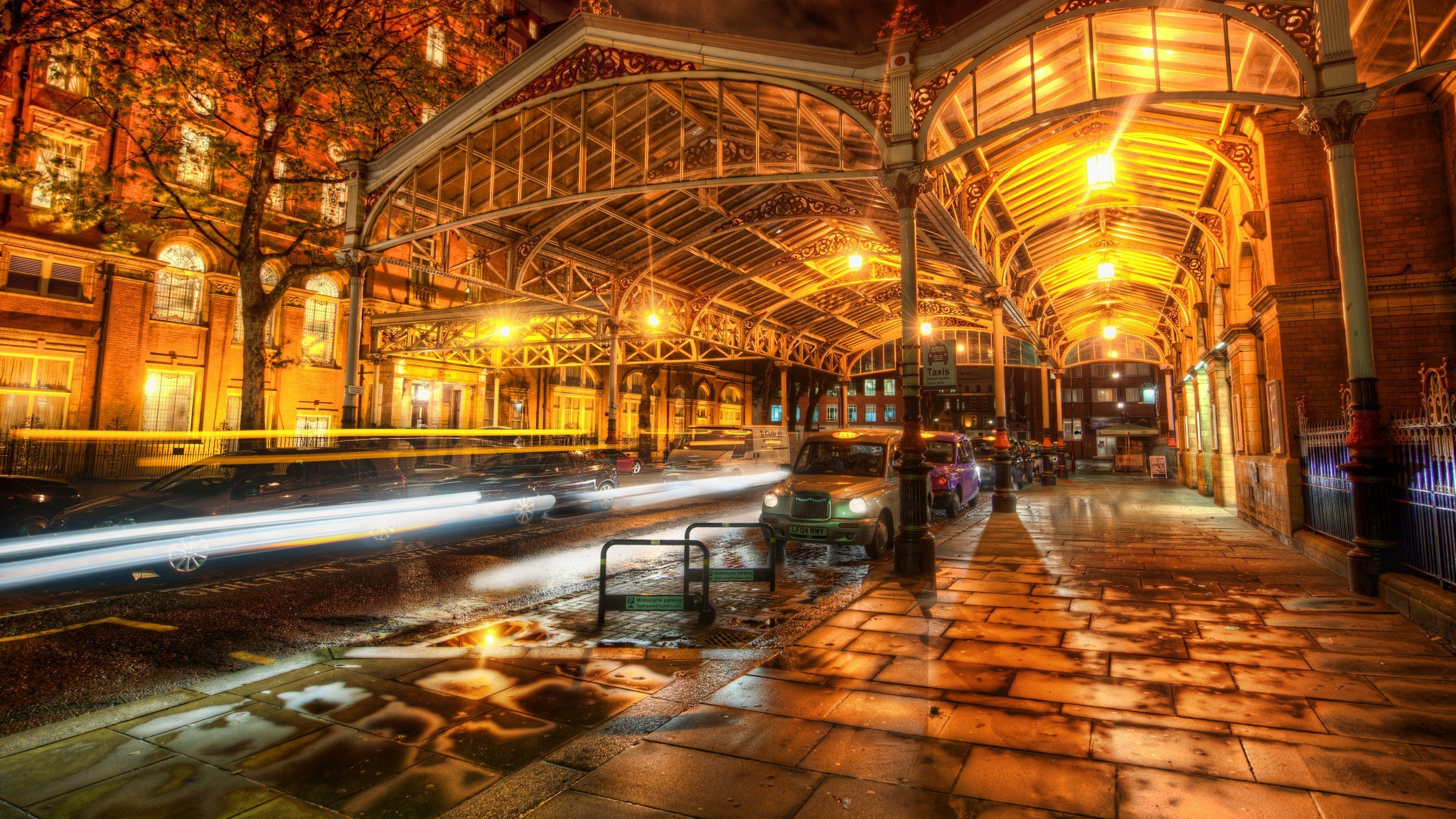 Обои здание, ночь, освещение, город, отражение в разрешении 2560x1440