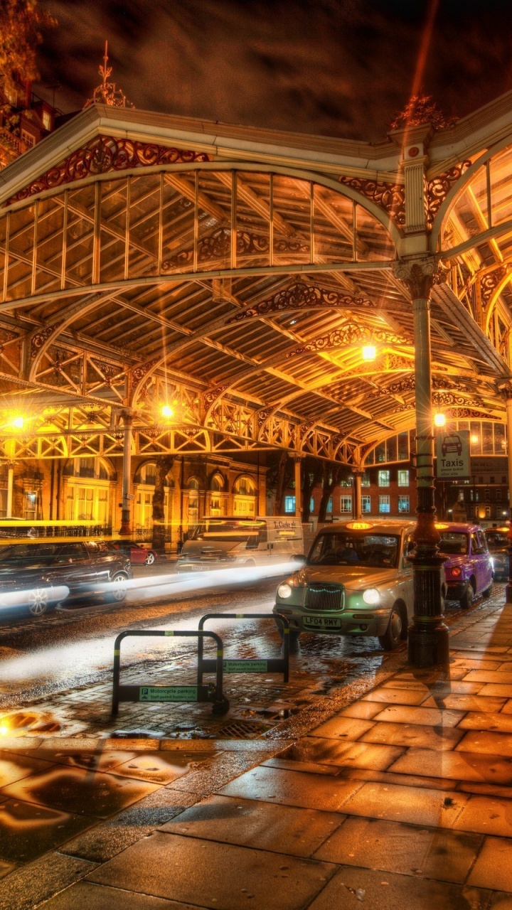 Обои здание, ночь, освещение, город, отражение в разрешении 720x1280