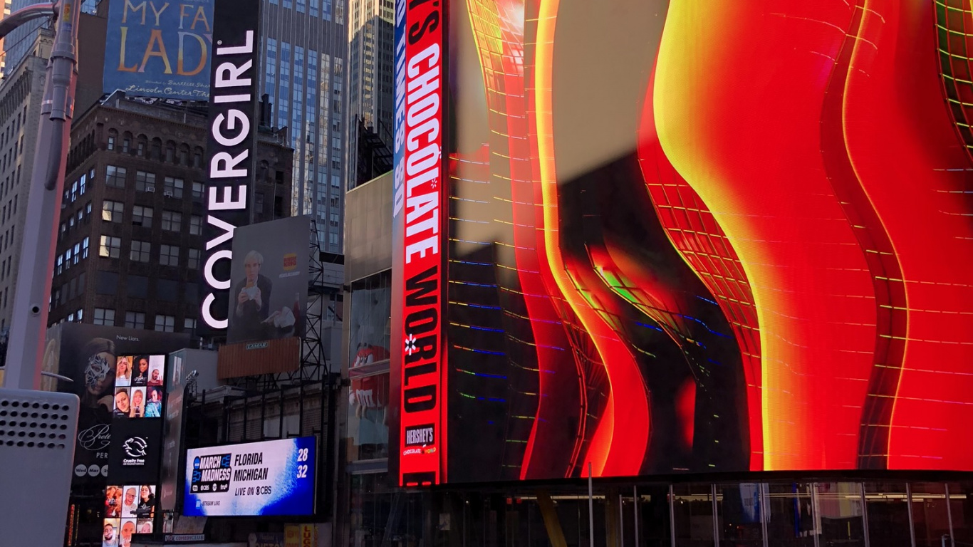 Обои метрополия, автомобильный стояночный свет, город, коммерческое здание, здание в разрешении 1366x768