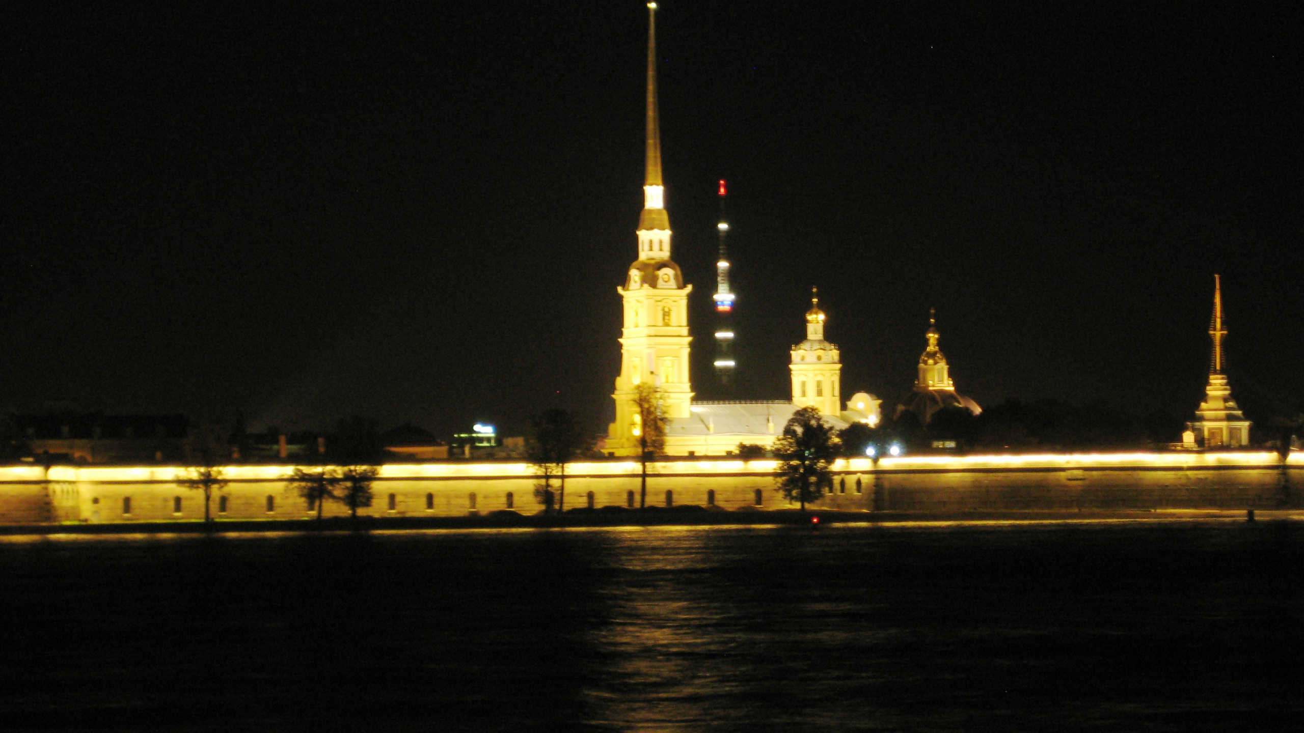 Обои Петропавловская крепость, достопримечательность, ночь, ориентир, вышка в разрешении 2560x1440