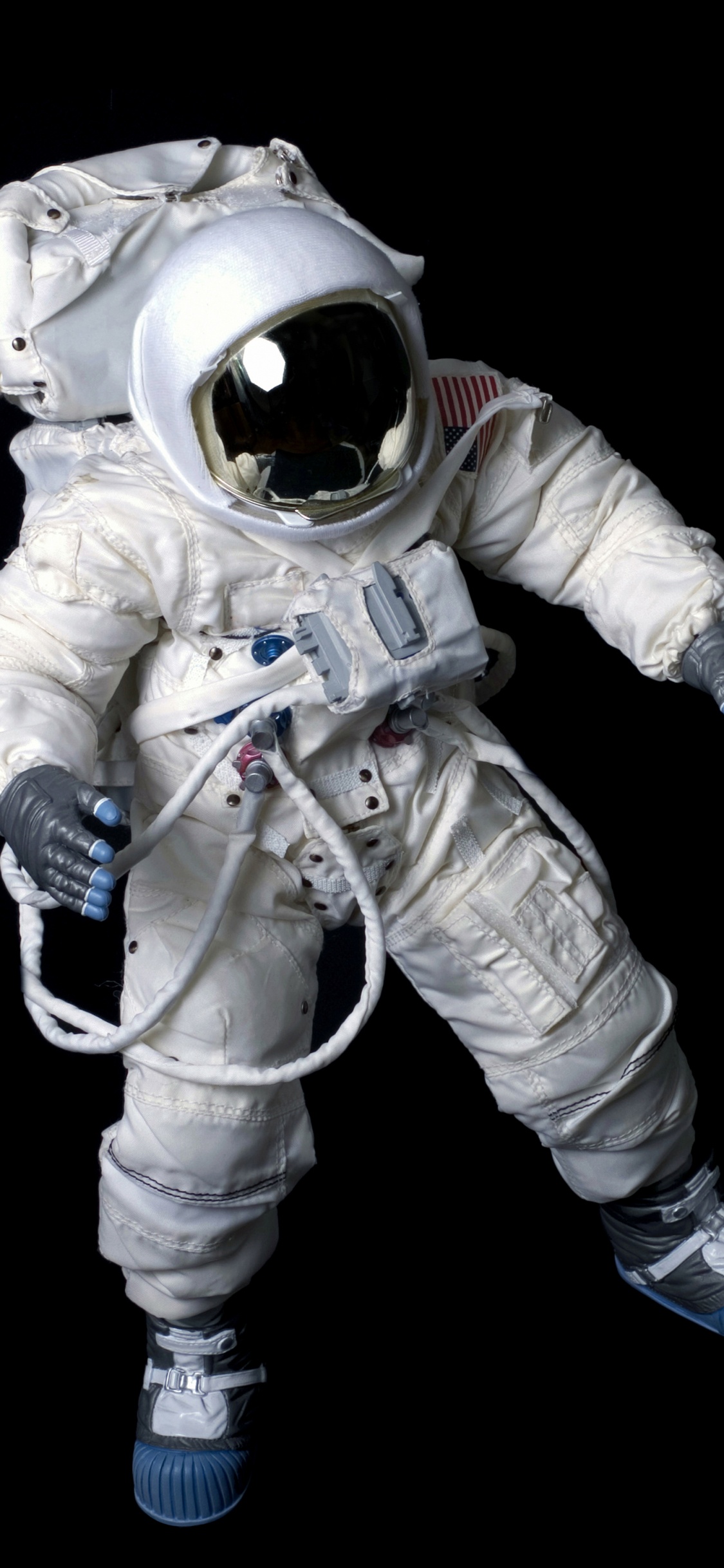 Обои космический костюм плавающий, астронавт, космическое пространство, космос, фигурка в разрешении 1125x2436