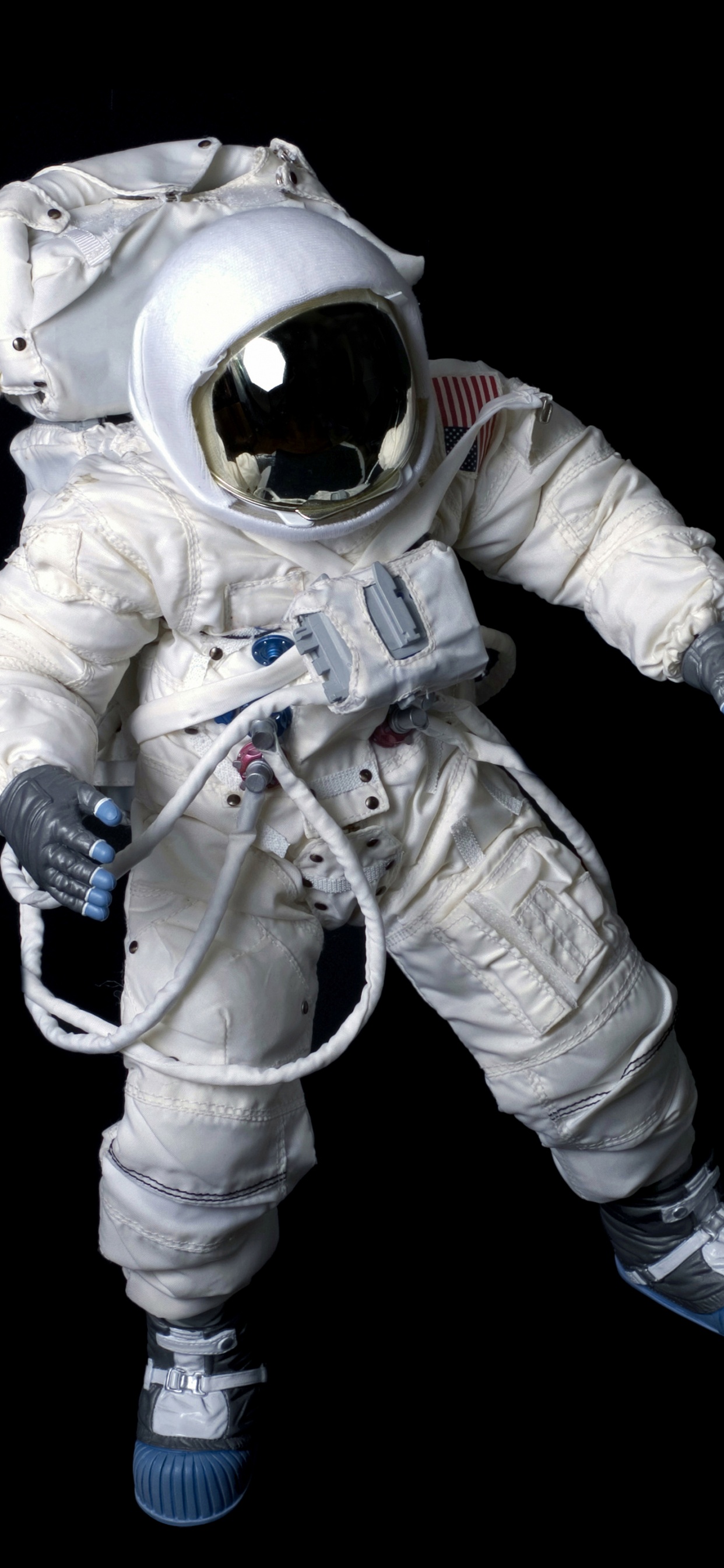 Обои космический костюм плавающий, астронавт, космическое пространство, космос, фигурка в разрешении 1242x2688