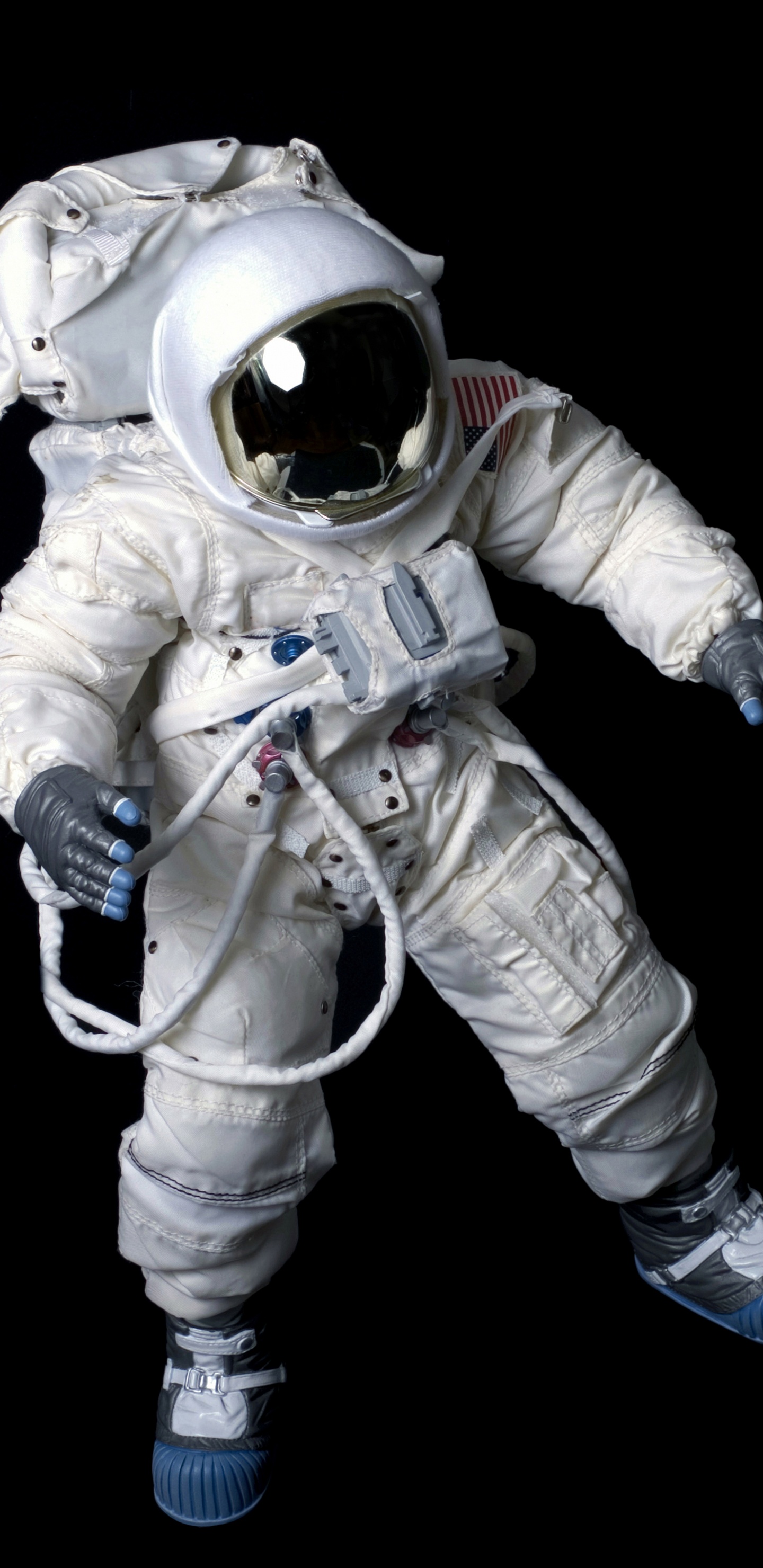 Обои космический костюм плавающий, астронавт, космическое пространство, космос, фигурка в разрешении 1440x2960