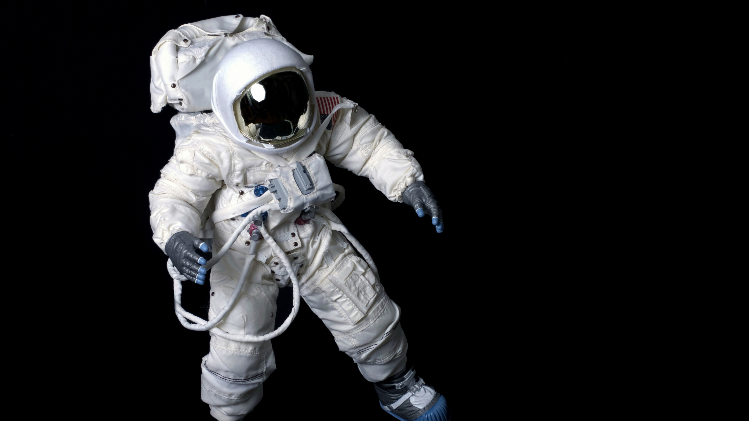 Обои космический костюм плавающий, астронавт, космическое пространство, космос, фигурка в разрешении 2560x1440