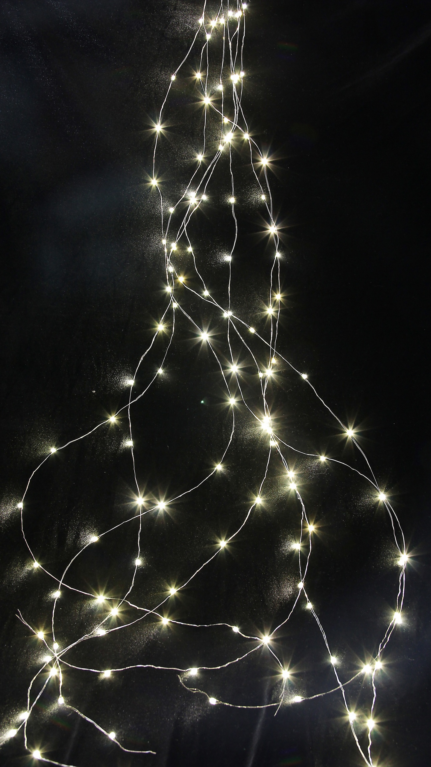 Обои гирлянда, свет, освещение, темнота, линия в разрешении 1440x2560