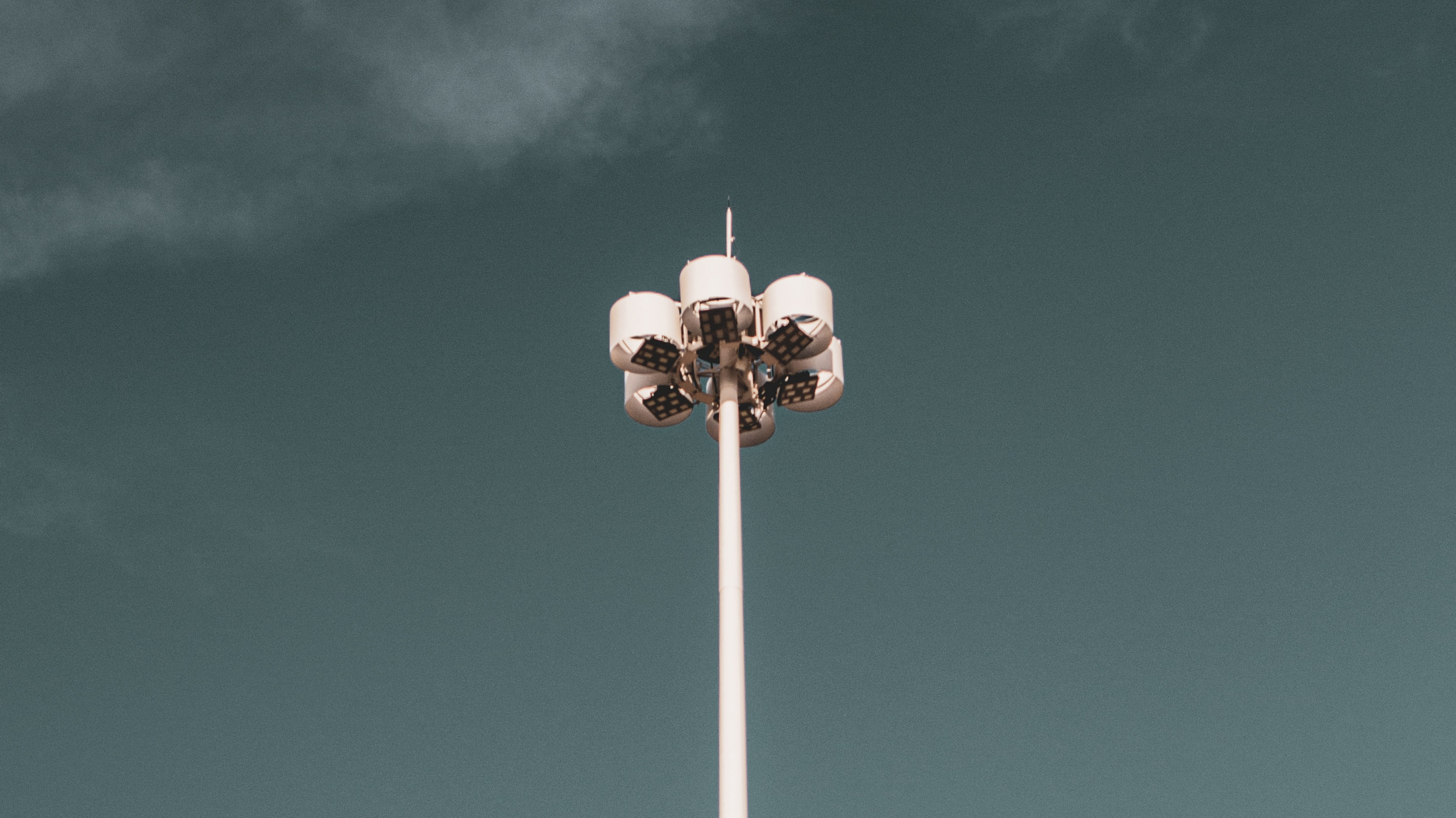 Обои фонарь, уличный фонарь, свет, освещение, осветительная арматура в разрешении 2560x1440