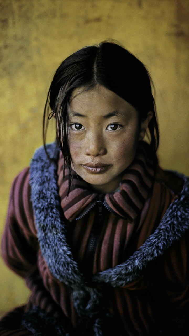 Обои Стив МакКарри, Стив МакКарри Глядя На Восток, портретные снимки, Стив МакКарри В Неохраняемый Момент, арт в разрешении 720x1280