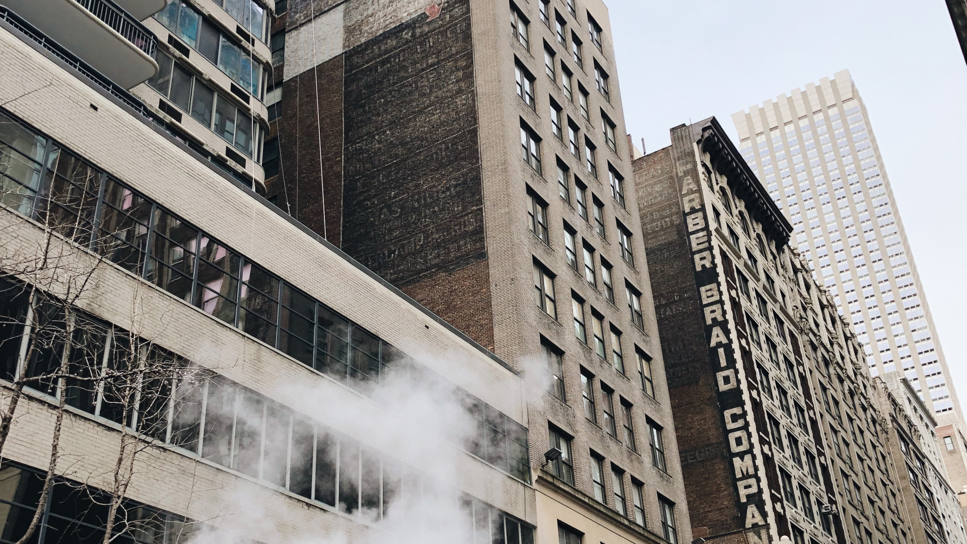 Обои окно, башня, город, метрополия, соседство в разрешении 1920x1080