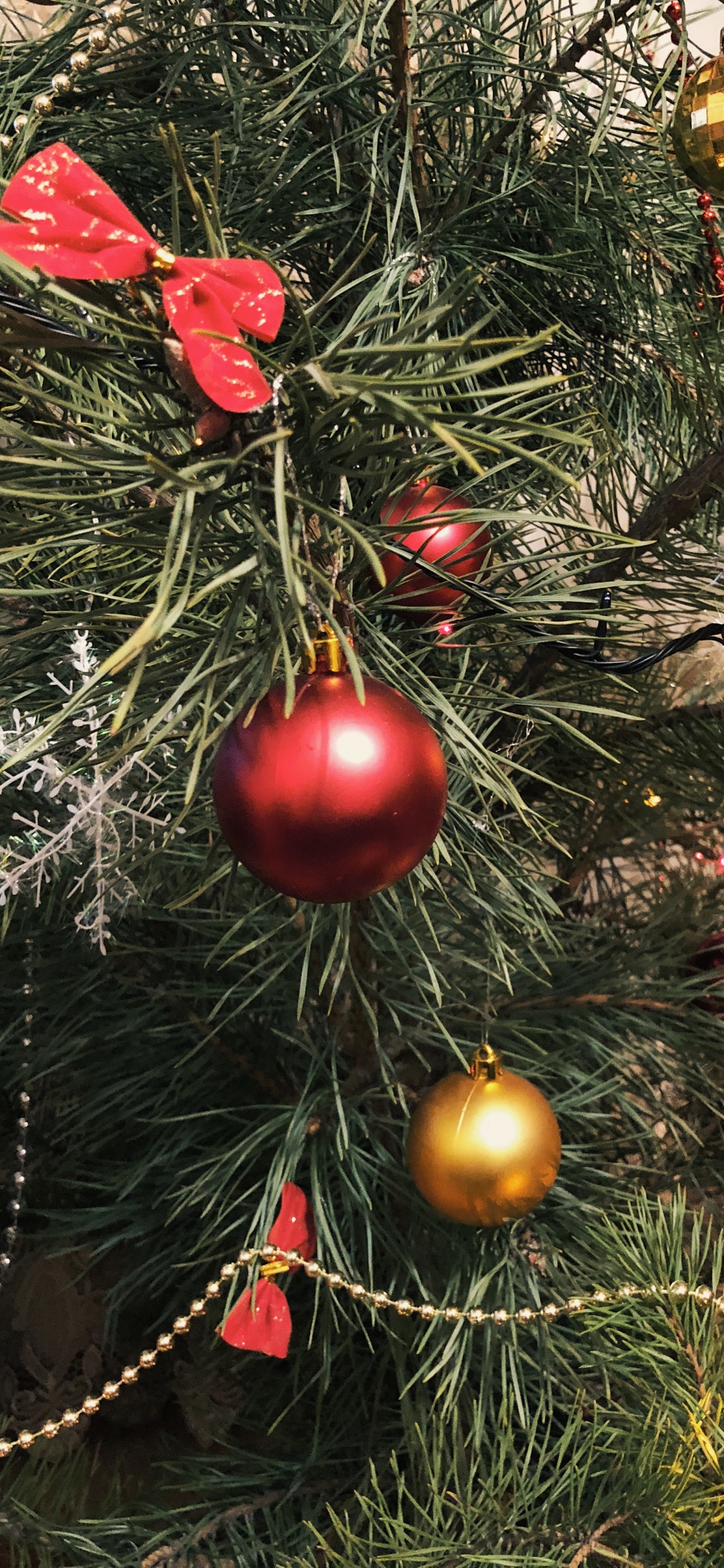 Обои рождественский орнамент, Рождественский день, елка, пихта, Рождественские украшения в разрешении 1125x2436