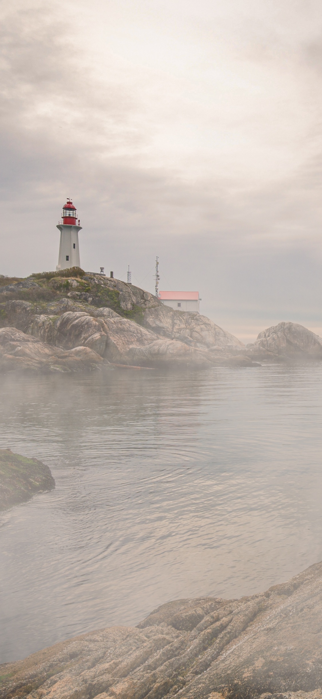 Обои море, Маяк, волна, Сигнальная башня, вышка в разрешении 1125x2436