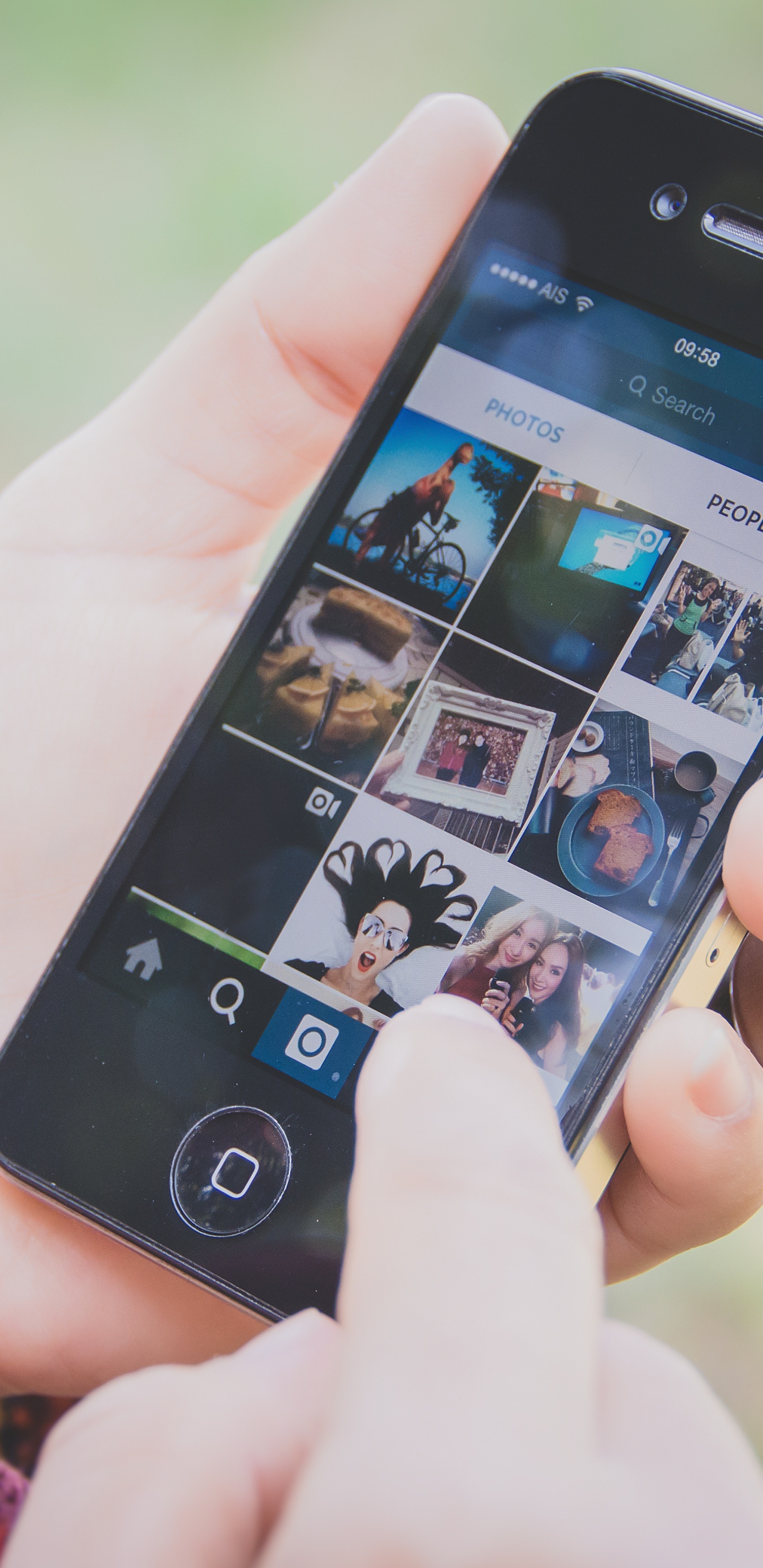 Обои социальные сети, гаджет, коммуникационное устройство, палец, электронное устройство в разрешении 1440x2960