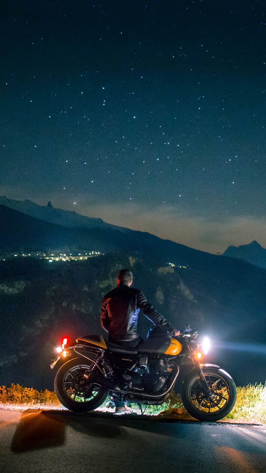 Обои мотоцикл, ночь, облако, горный хребет, космос в разрешении 1080x1920