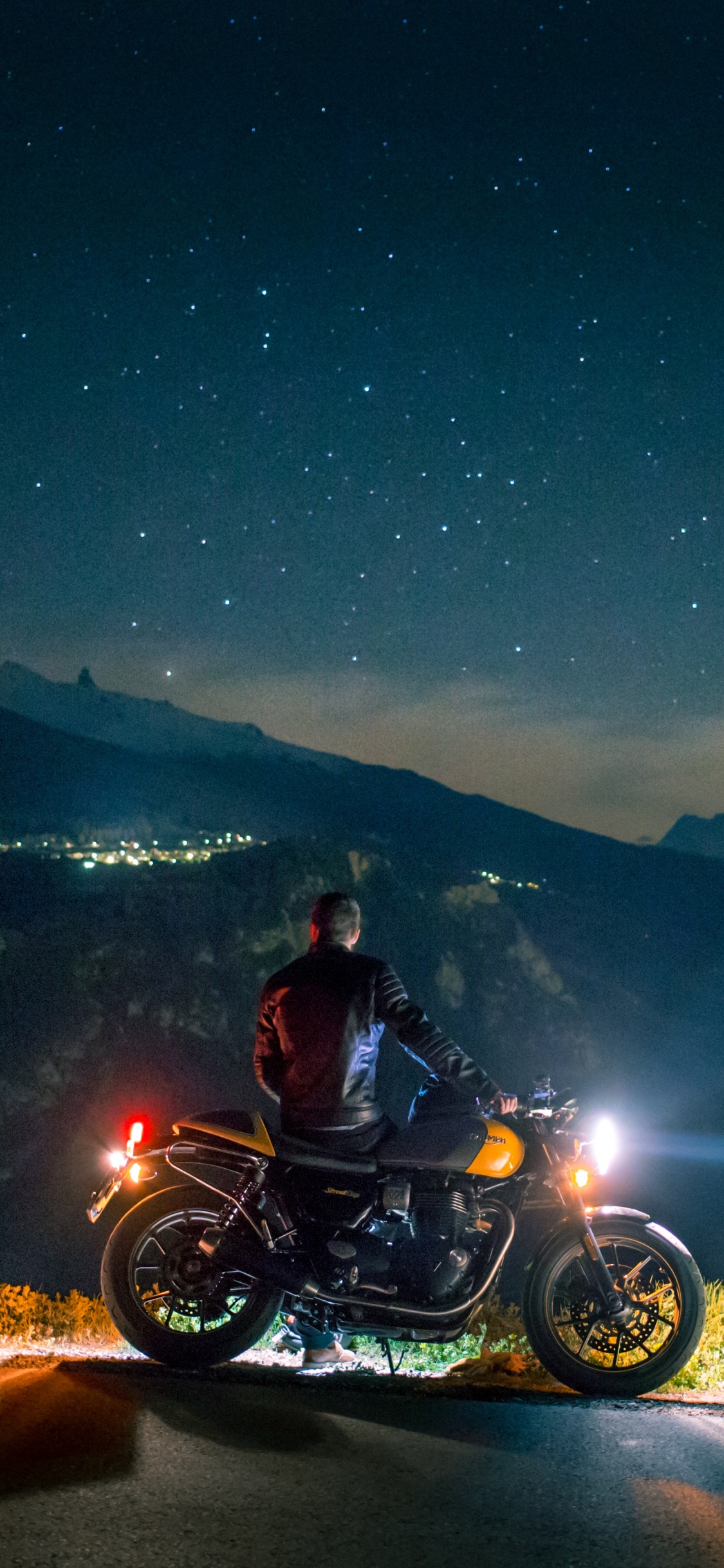 Обои мотоцикл, ночь, облако, горный хребет, космос в разрешении 1125x2436